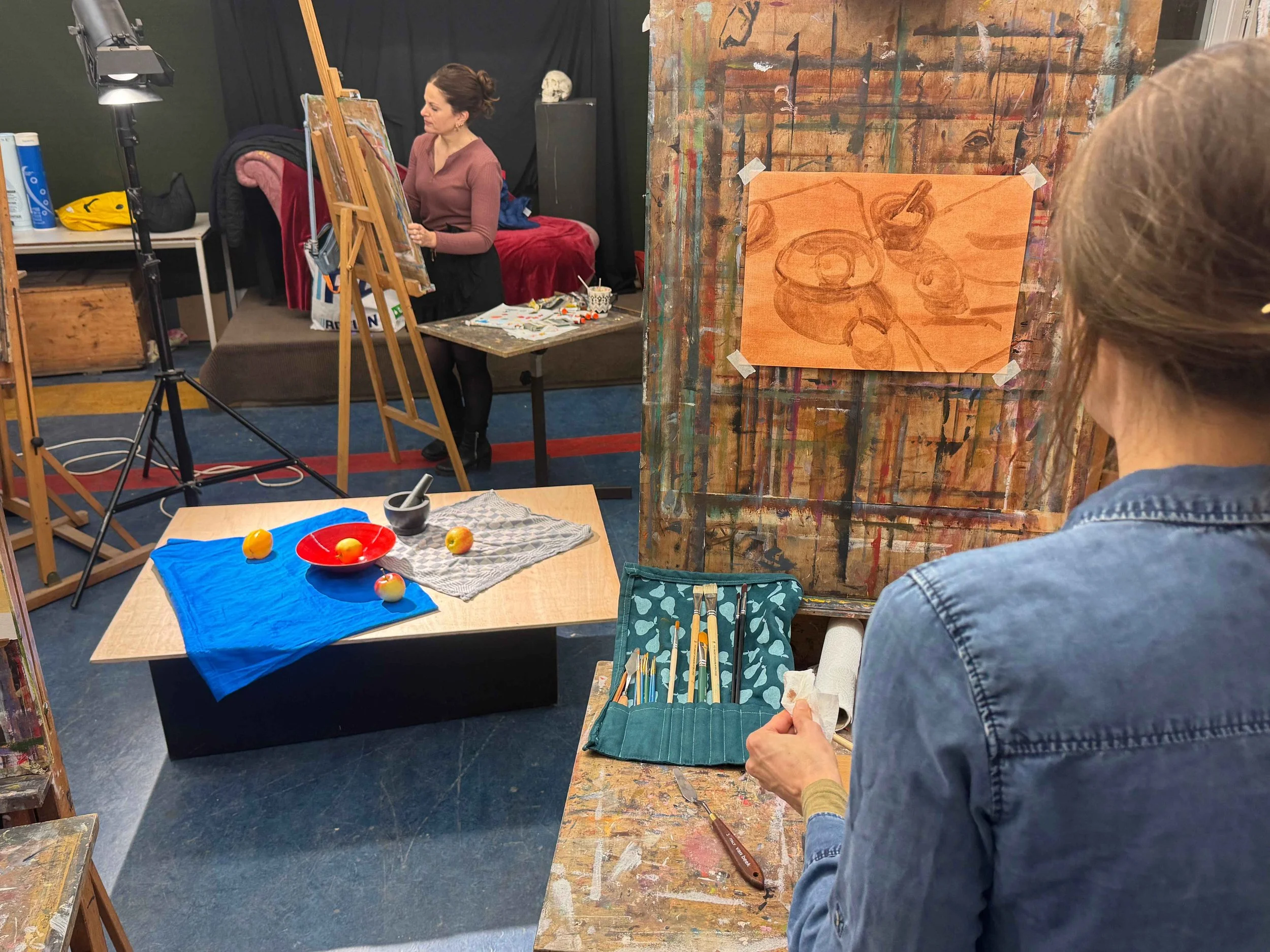 cursisten in atelier stilleven aan het schilderen met olieverf