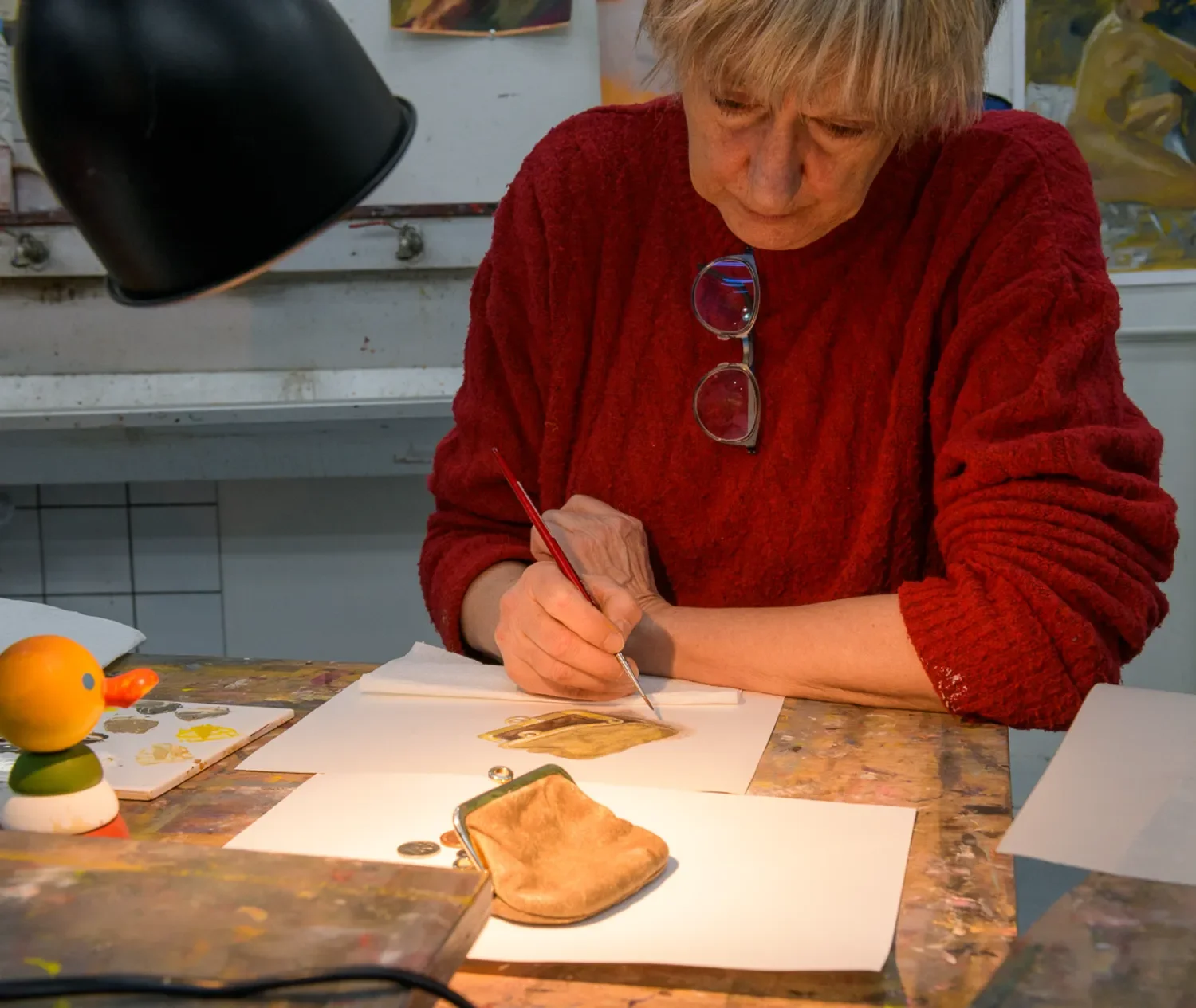 student vakscholing 2 brengt details aan in een gouache