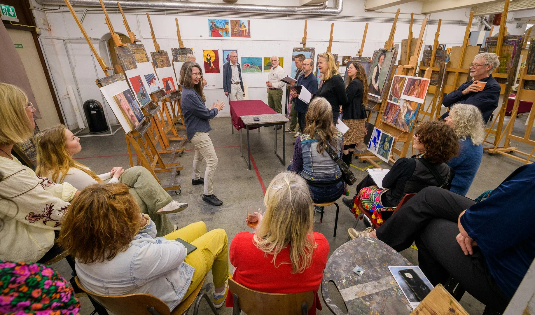 eindwerkbespreking klassieke academie in aanwezigheid van docenten en studenten