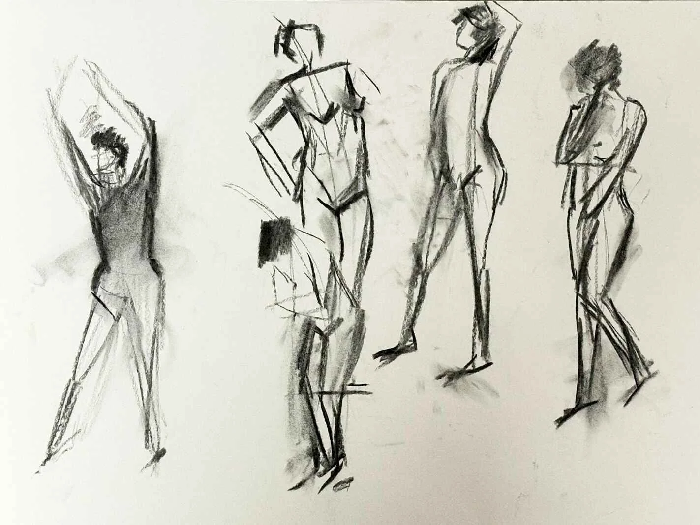 houtskool schetsen van mensfiguren in verschillende poses