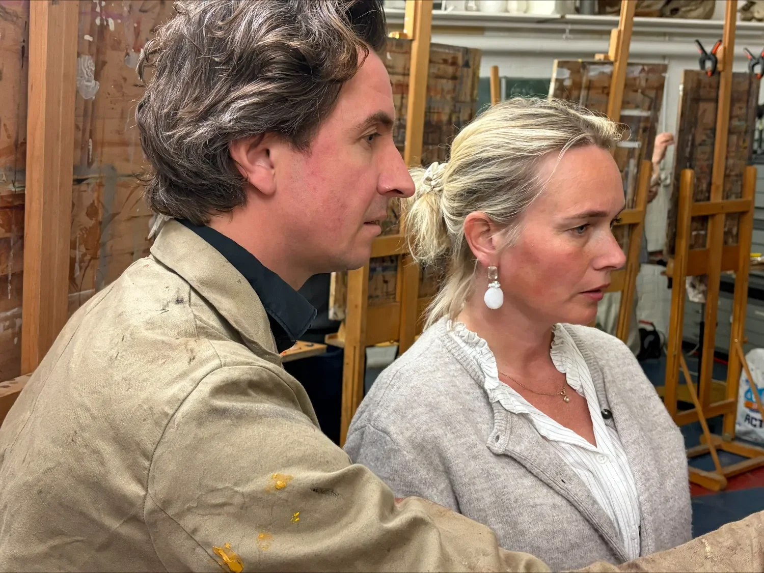 Docent Maarten Dalstra geeft instructies aan een cursist portretschilderen