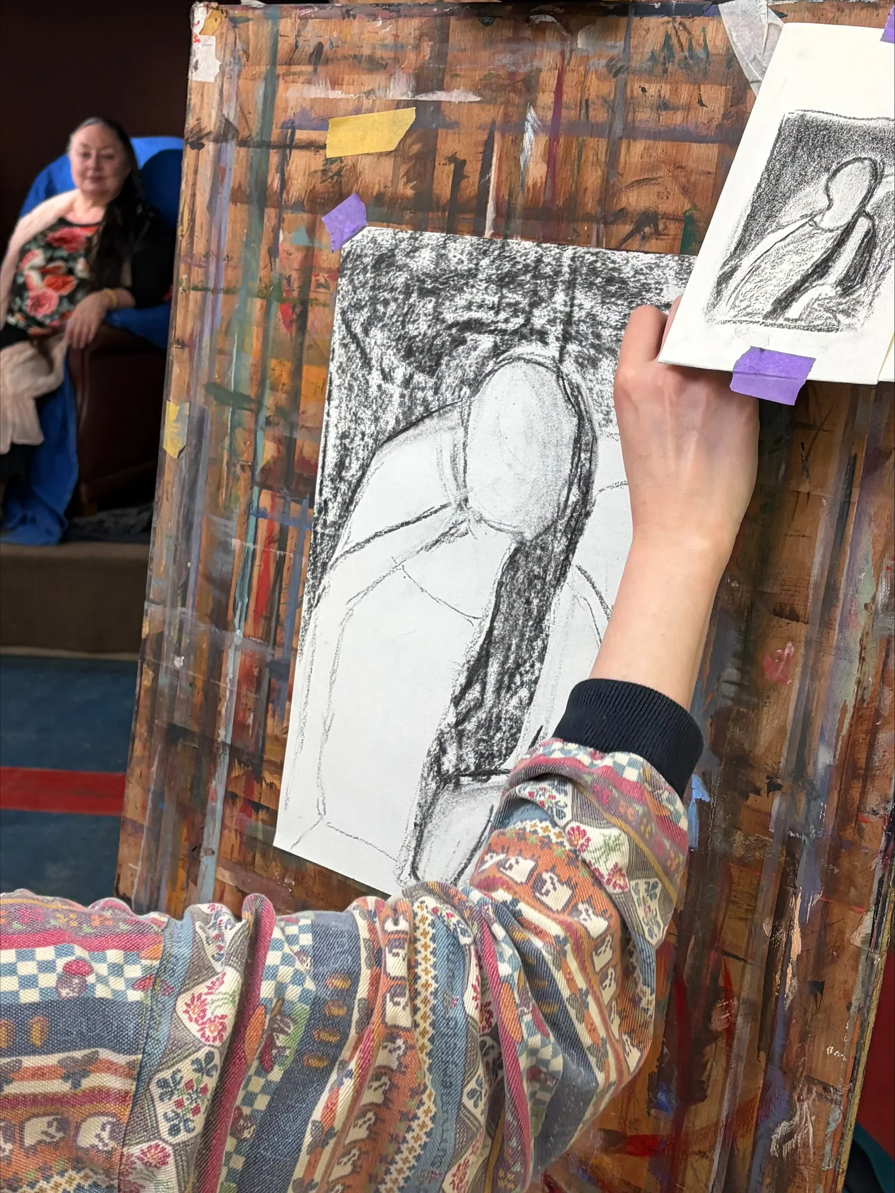 Een cursist werkt aan een schets tijdens de cursus portretschilderen van Duran aan de Klassieke Academie