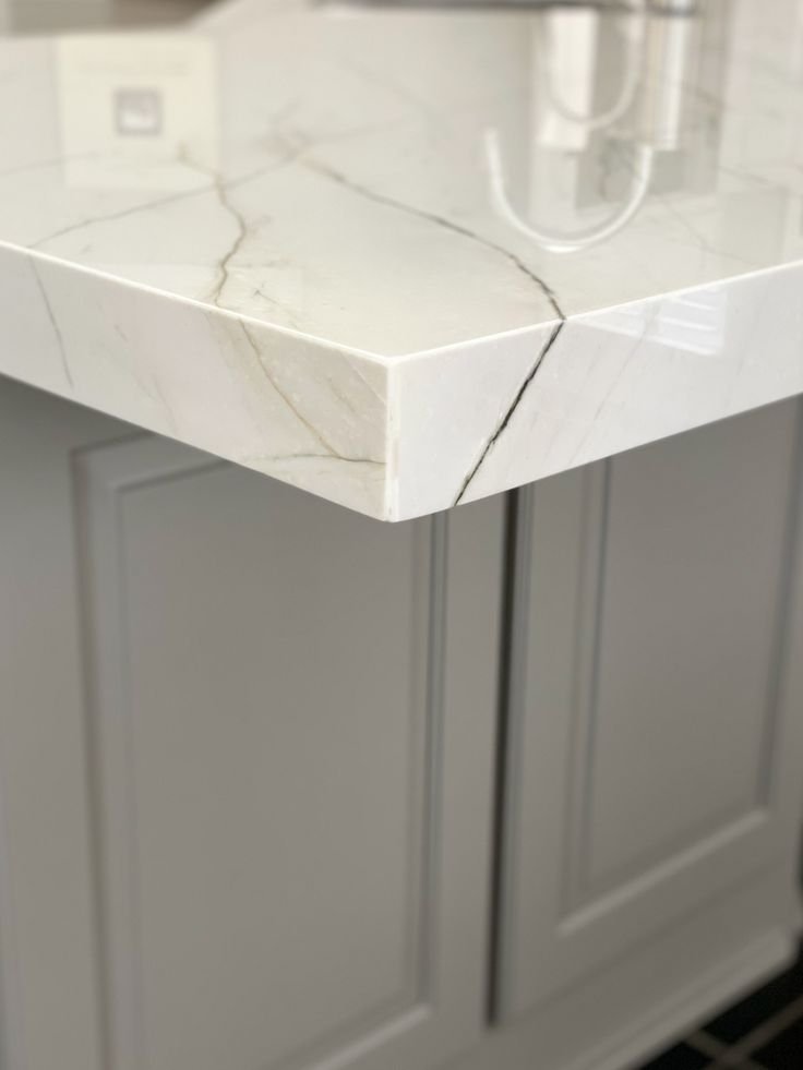 Mitered Edge Two pieces of stone joined at a 45-degree angle to create the appearance of a much thicker countertop. A stunning, high-end look that adds weight and drama without the extra cost of solid thick stone. Perfect for those wanting a truly cu