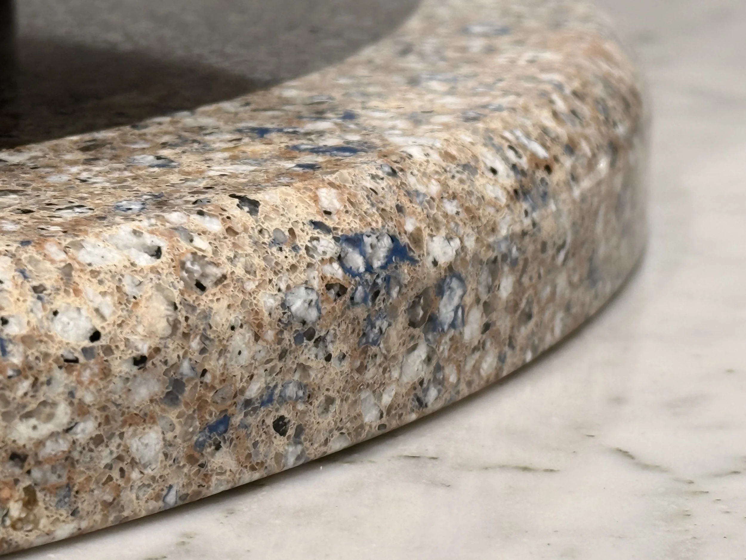1/2 Bullnose A more pronounced curve on the top edge that softens the overall feel of the countertop. A popular choice for traditional and transitional kitchens.