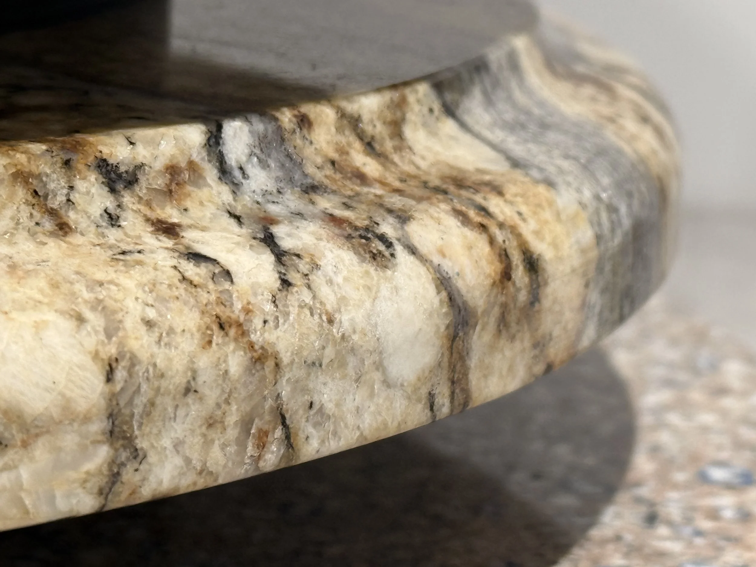 Ogee Edge An elegant S-shaped profile that curves in and out along the edge of the countertop. One of the most decorative options available, the ogee adds a touch of sophistication and old-world charm. A timeless choice for traditional and formal kit