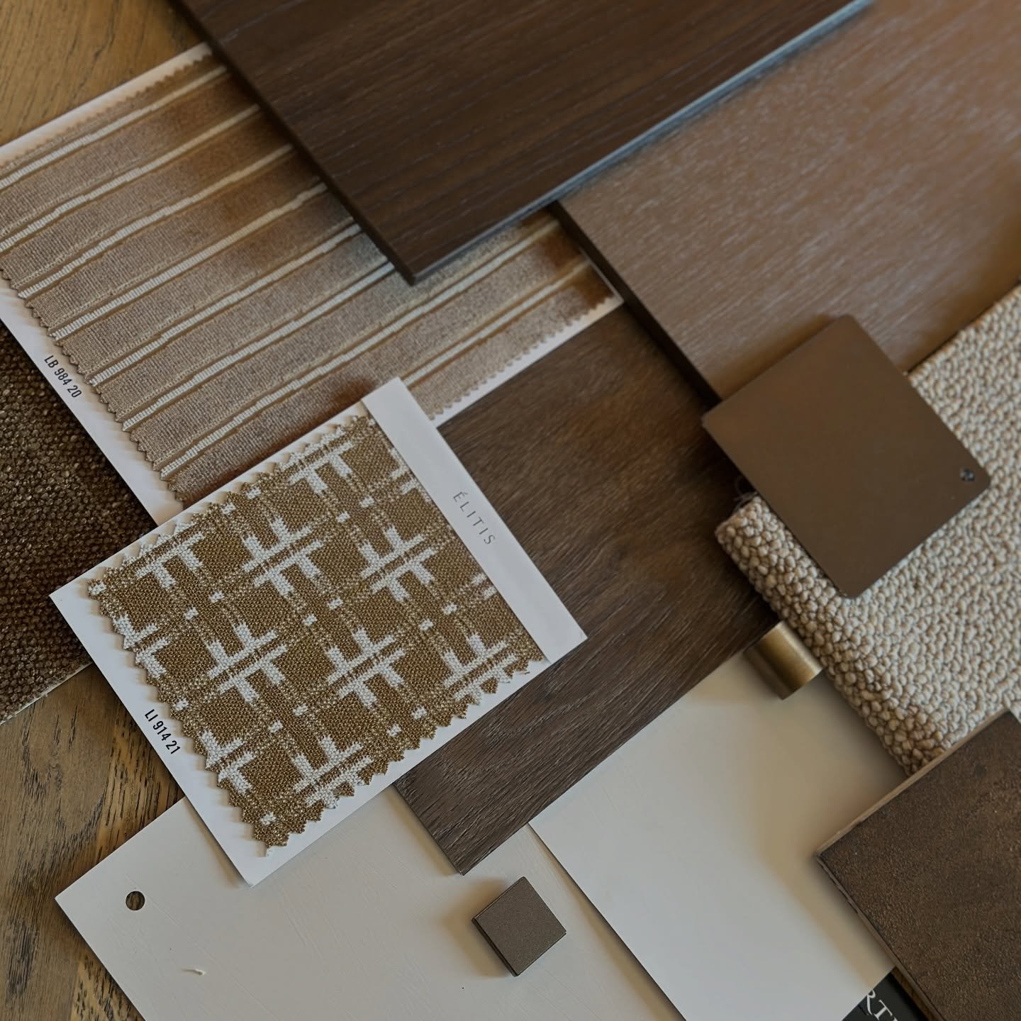Materialen die elkaar versterken en samenkomen tot een warm en krachtig geheel. 🤎
Een gevoel van rust dat subtiel wordt doorvertaald in het ontwerp.

Voor dit project mochten wij een interieurplan samenstellen waarin warme tinten en stoere materiale