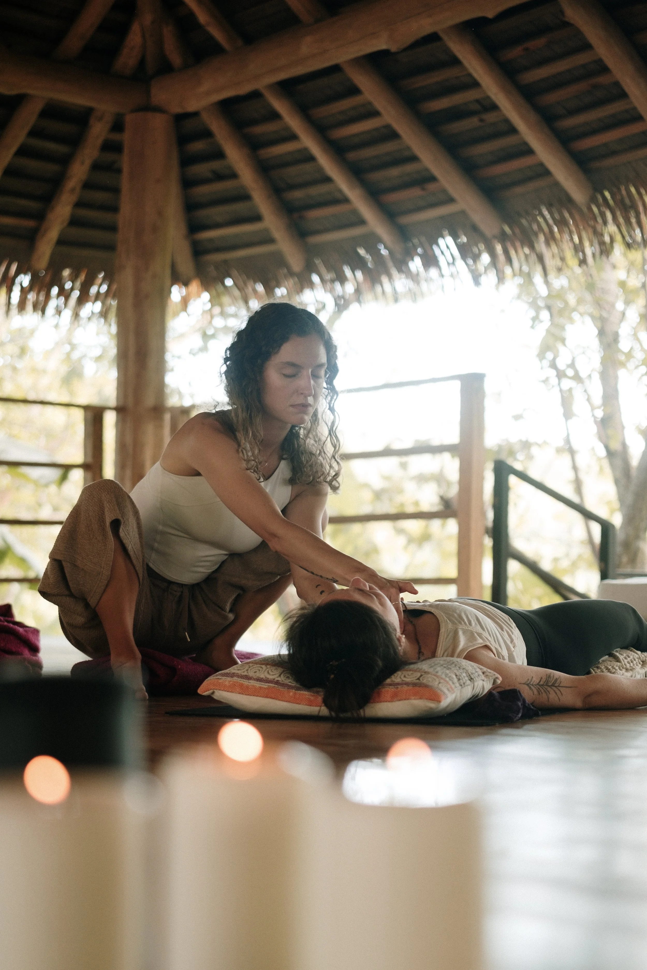 Séance de breathwork lors d'une retraite de yoga au Costa Rica avec Namazé Yoga 