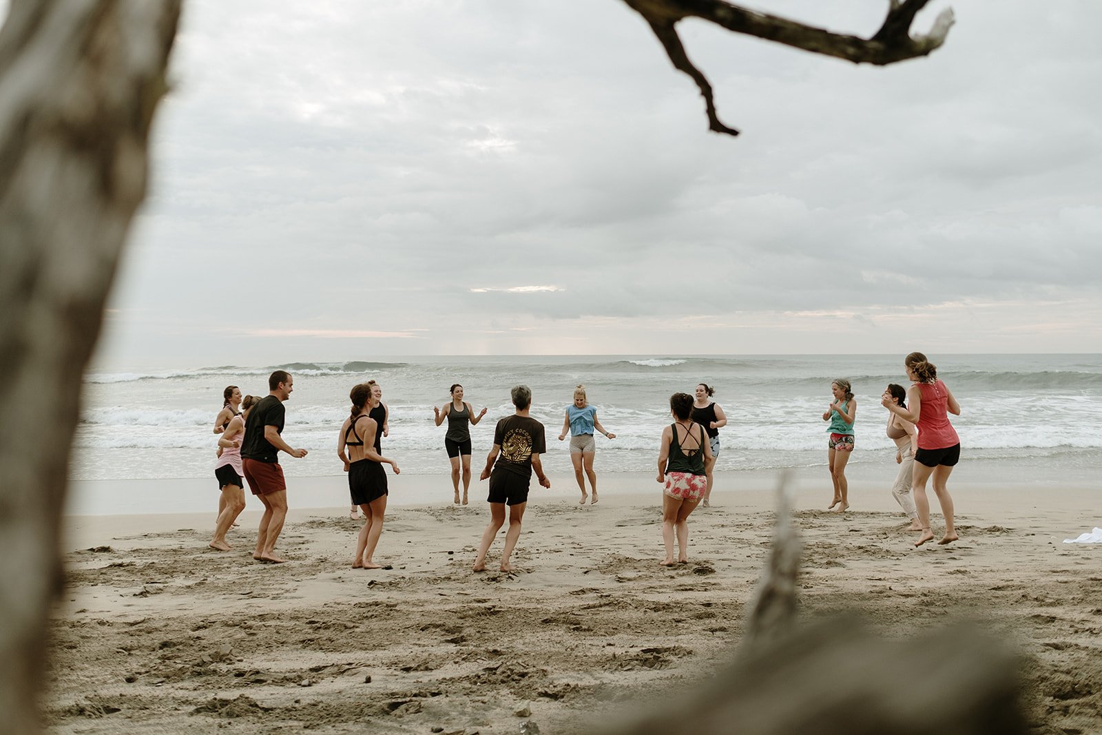Sport sur la plage lors d'une retraite au Mexique avec Namazé Yoga