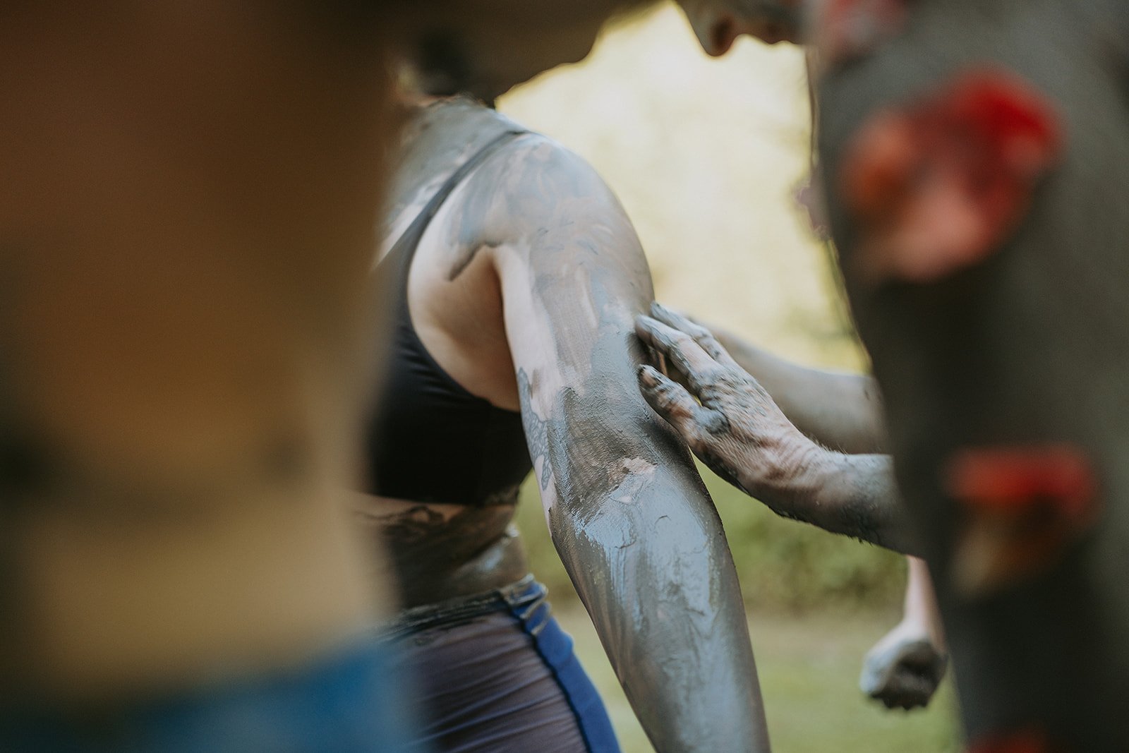 Rituel d'argile avec Marylie Thibault lors de la retraite Nature Sauvage à Kingsbury en Estrie.