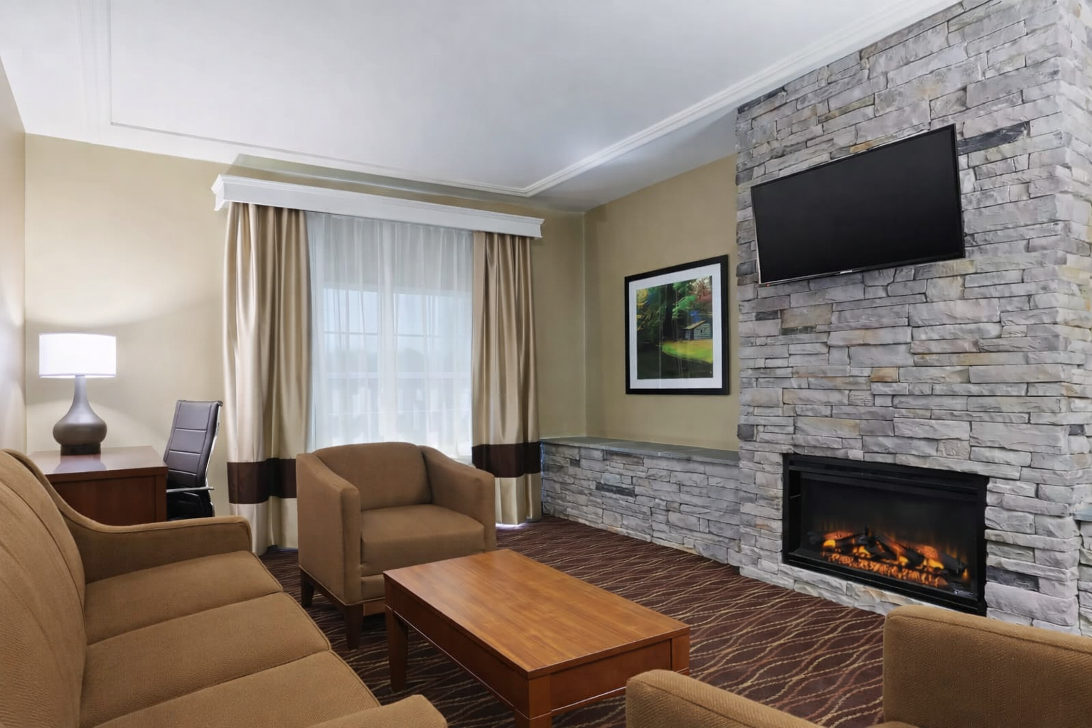 King Mastersuite Living room-Fireplace.png