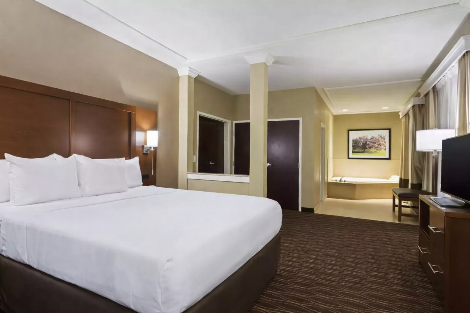 King Mastersuite Bedroom.png