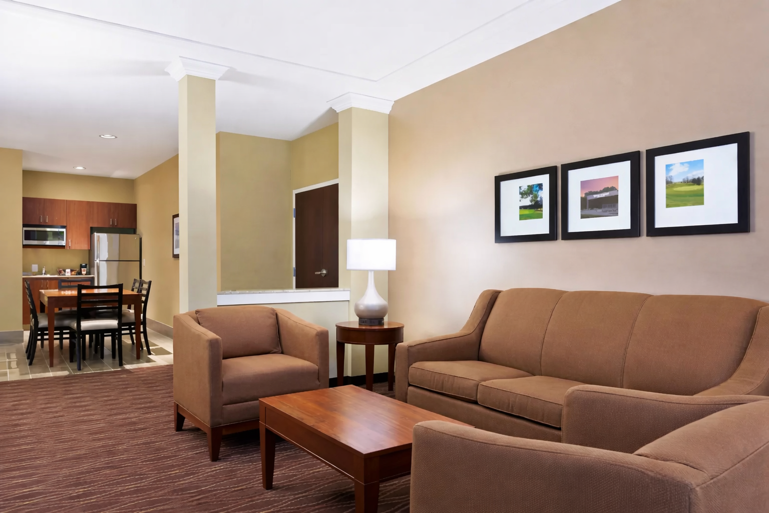 King Mastersuite Living room-Kitchen.png