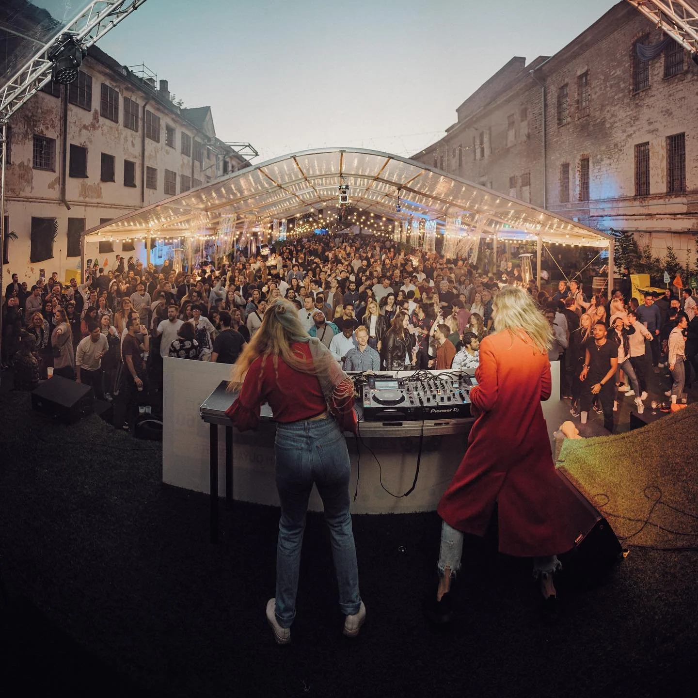 kaks kiisut k&auml;isid hiljuti Wise raffale vanu &amp; parimaid hitte meelde tuletamas. 🔥🍓
100% fun. thank youuuuu! 👅

#wisedays2022 #wisedays #throwbackthursday #p&auml;tikiisud