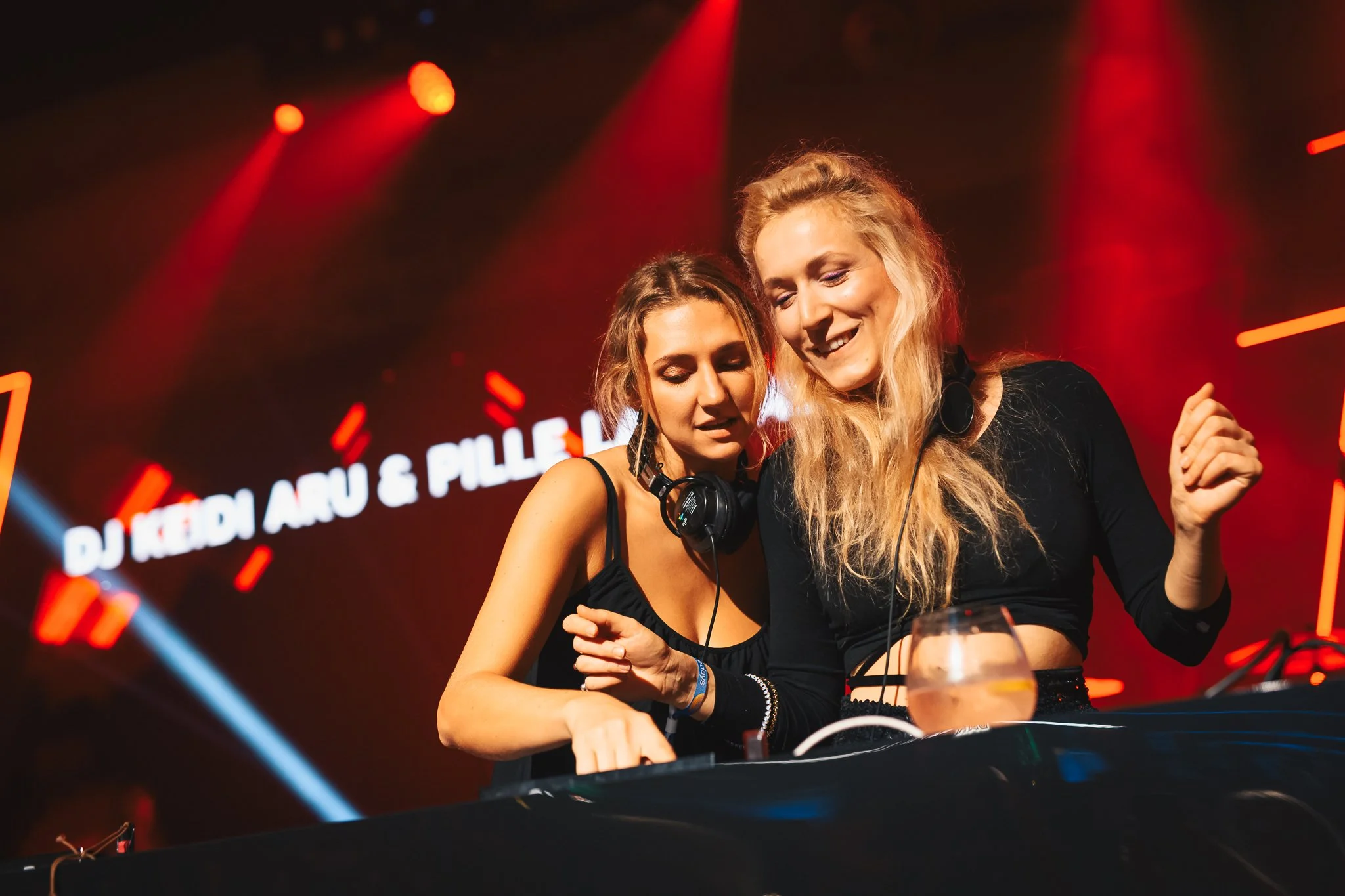 Henessi Schmidt ja Pille Laiakask Pätikiisudena DJ-puldis.