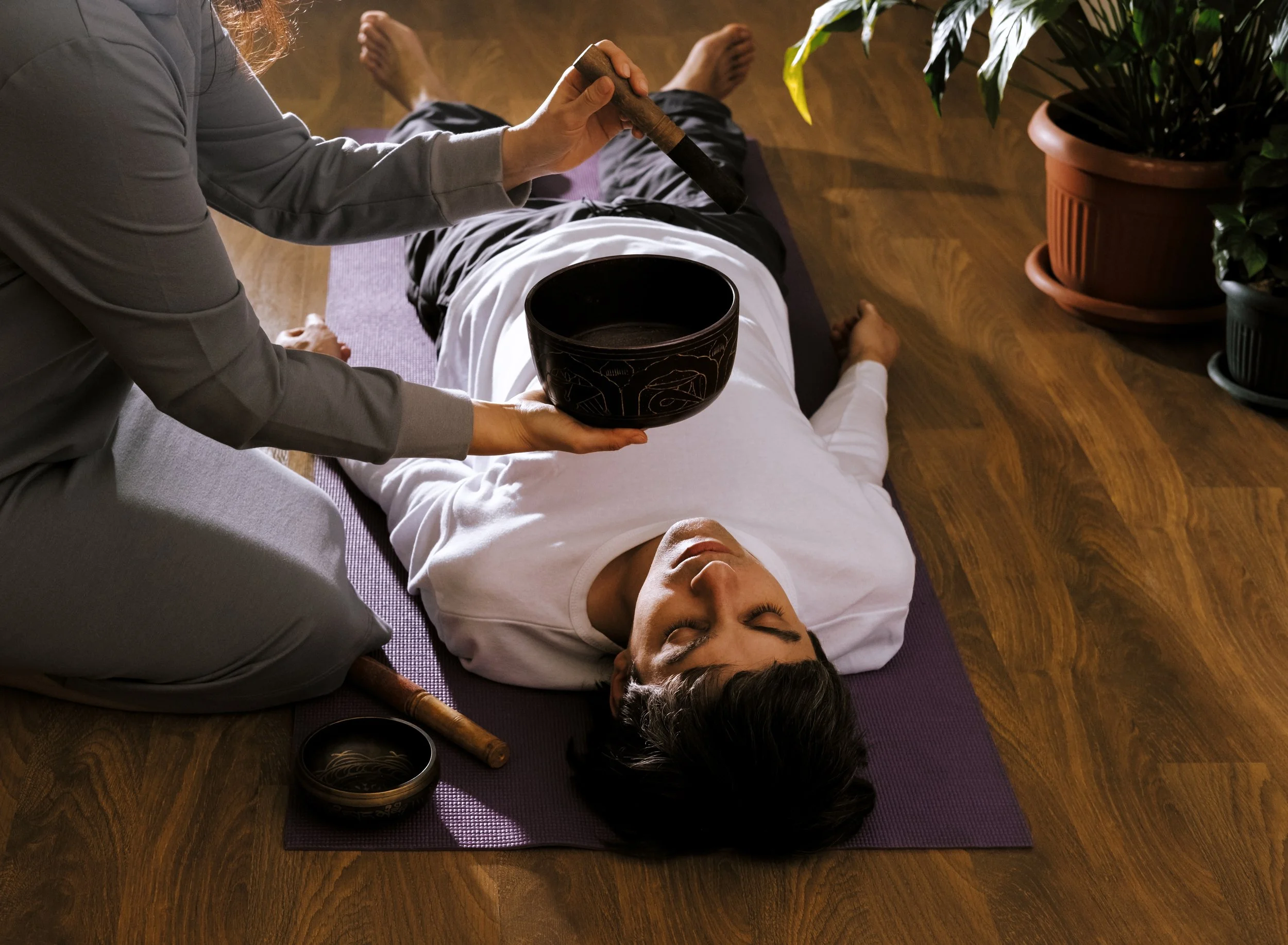 woman-making-relaxing-massage-for-young-man-medi-2026-01-08-06-56-24-utc.jpg