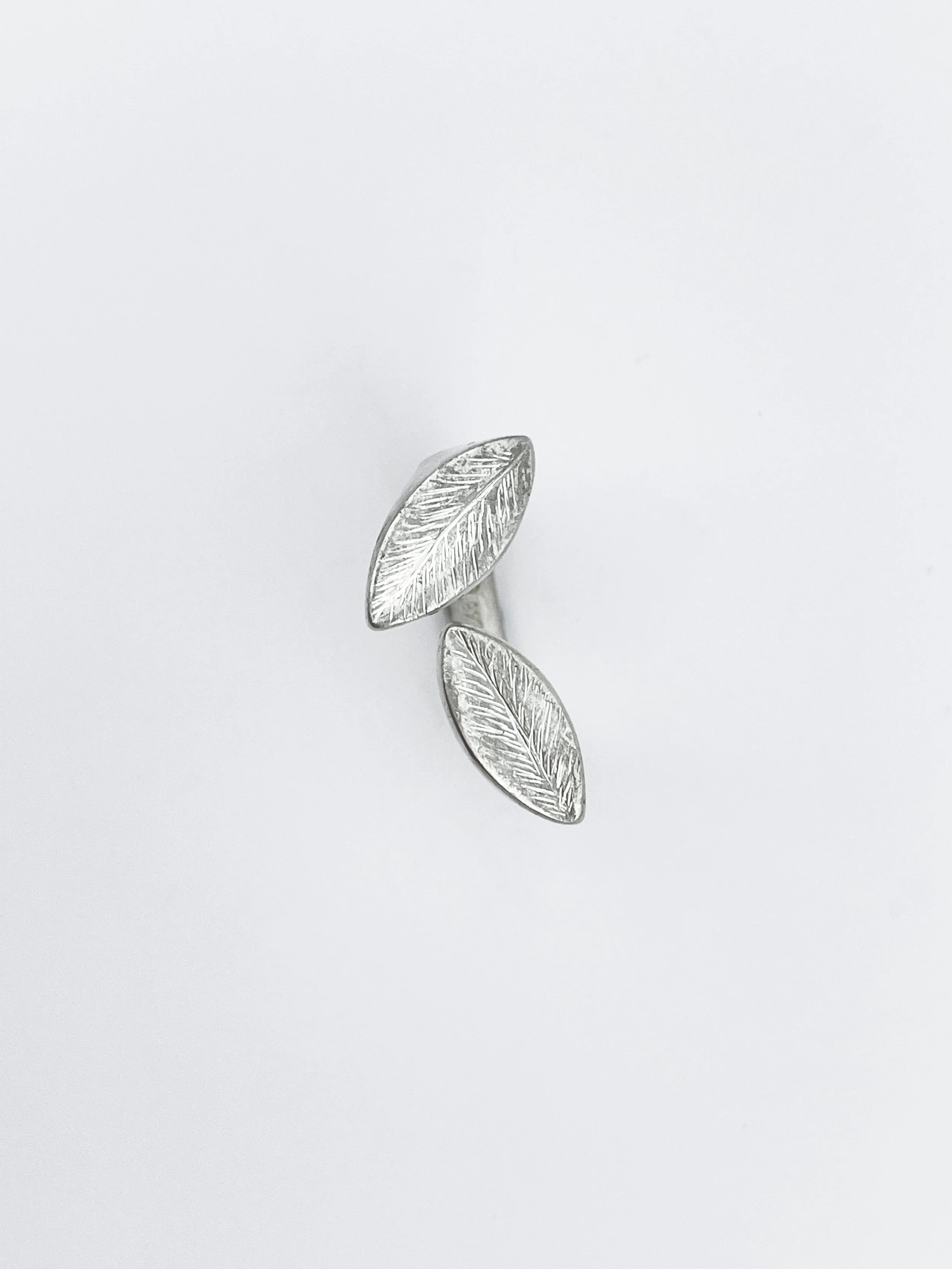 Diagonal Duo Leaf Signet Ring