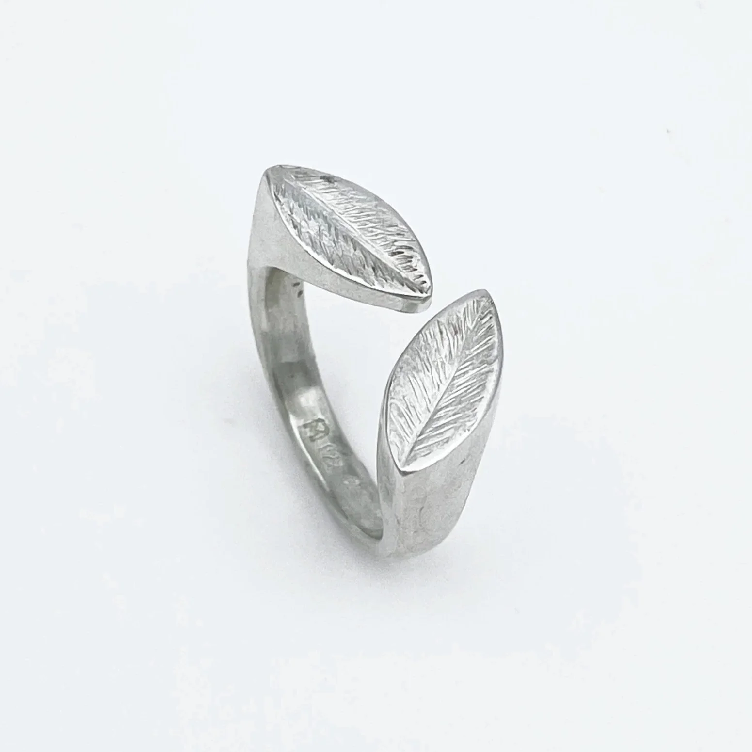 LeafSignet2DiagonalRing_side.jpg