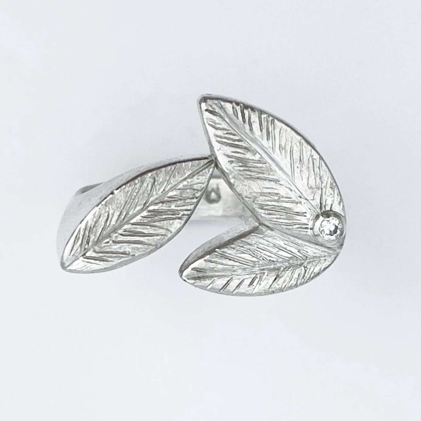 LeafSignet3Ringw1Diamond_topview.jpg