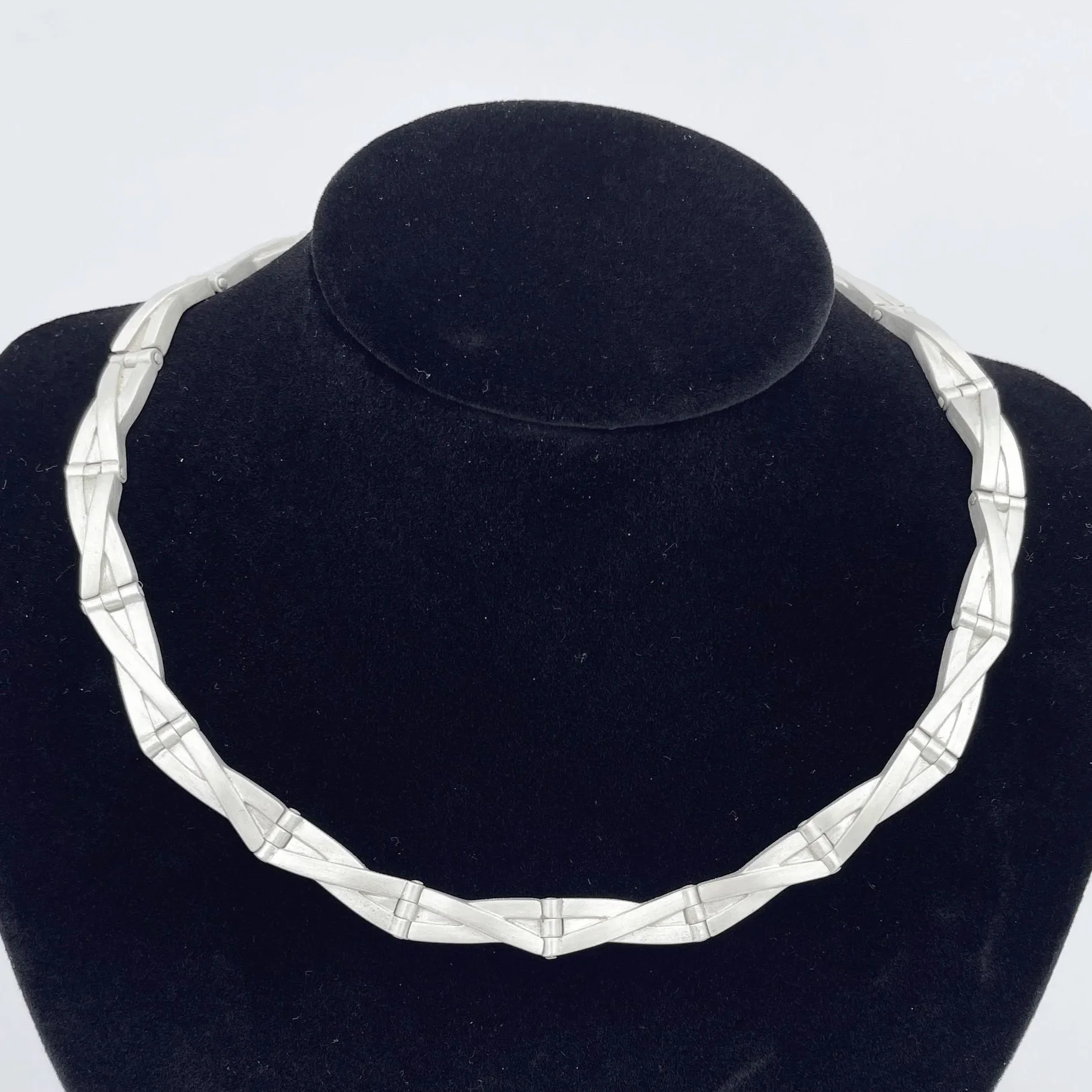 ThreebandNecklace_onbust.jpg