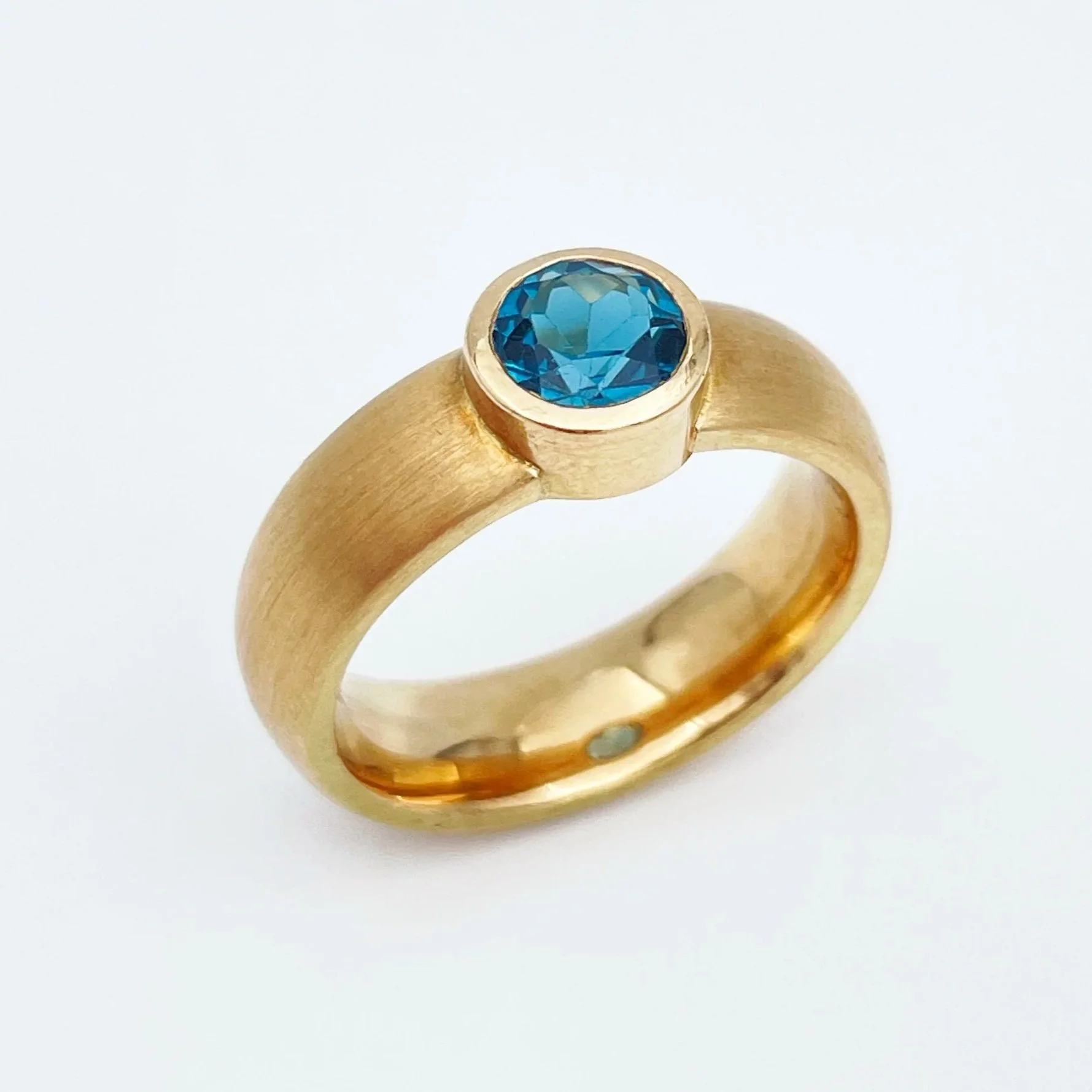 Topaz18KRing_upright.jpg
