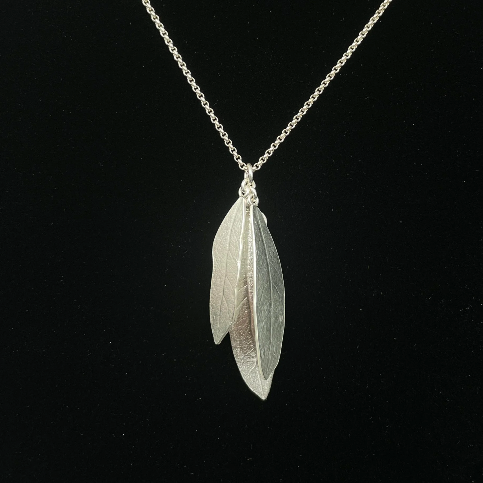 Leaves3Pendant_Black.png