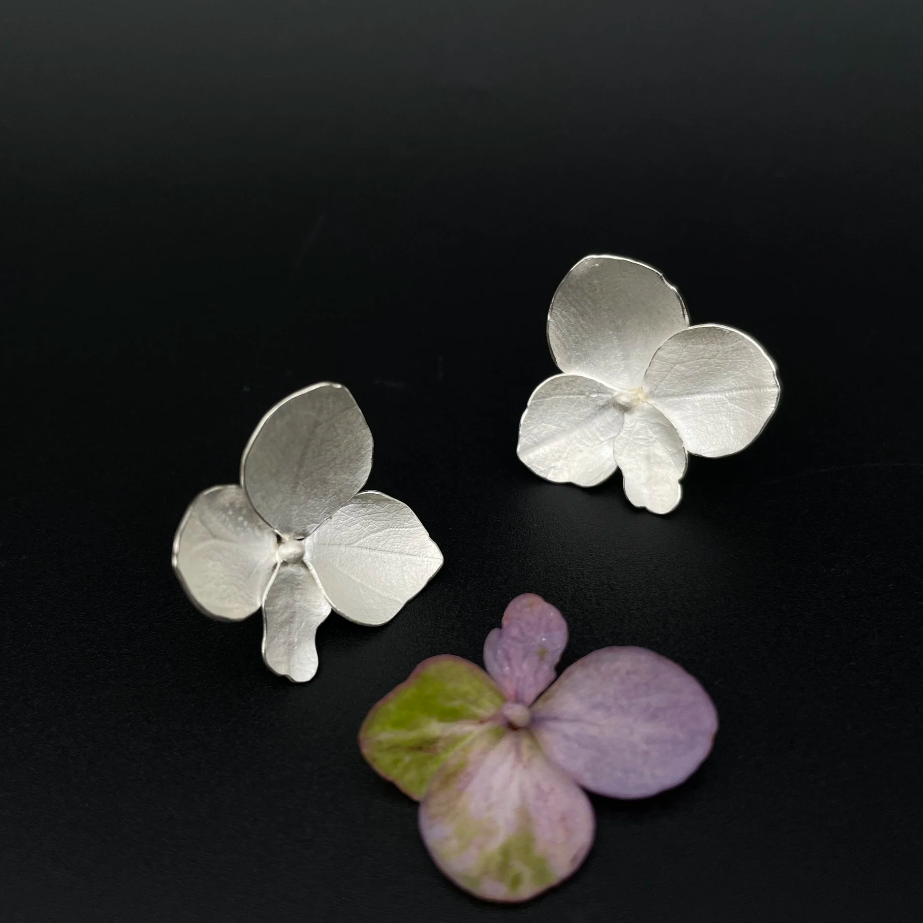 Hydrangea_Earrings.png