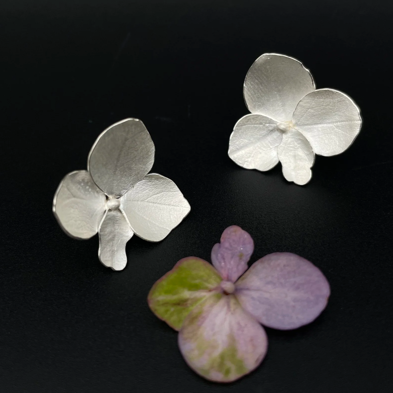 Hydrangea_Earrings.png