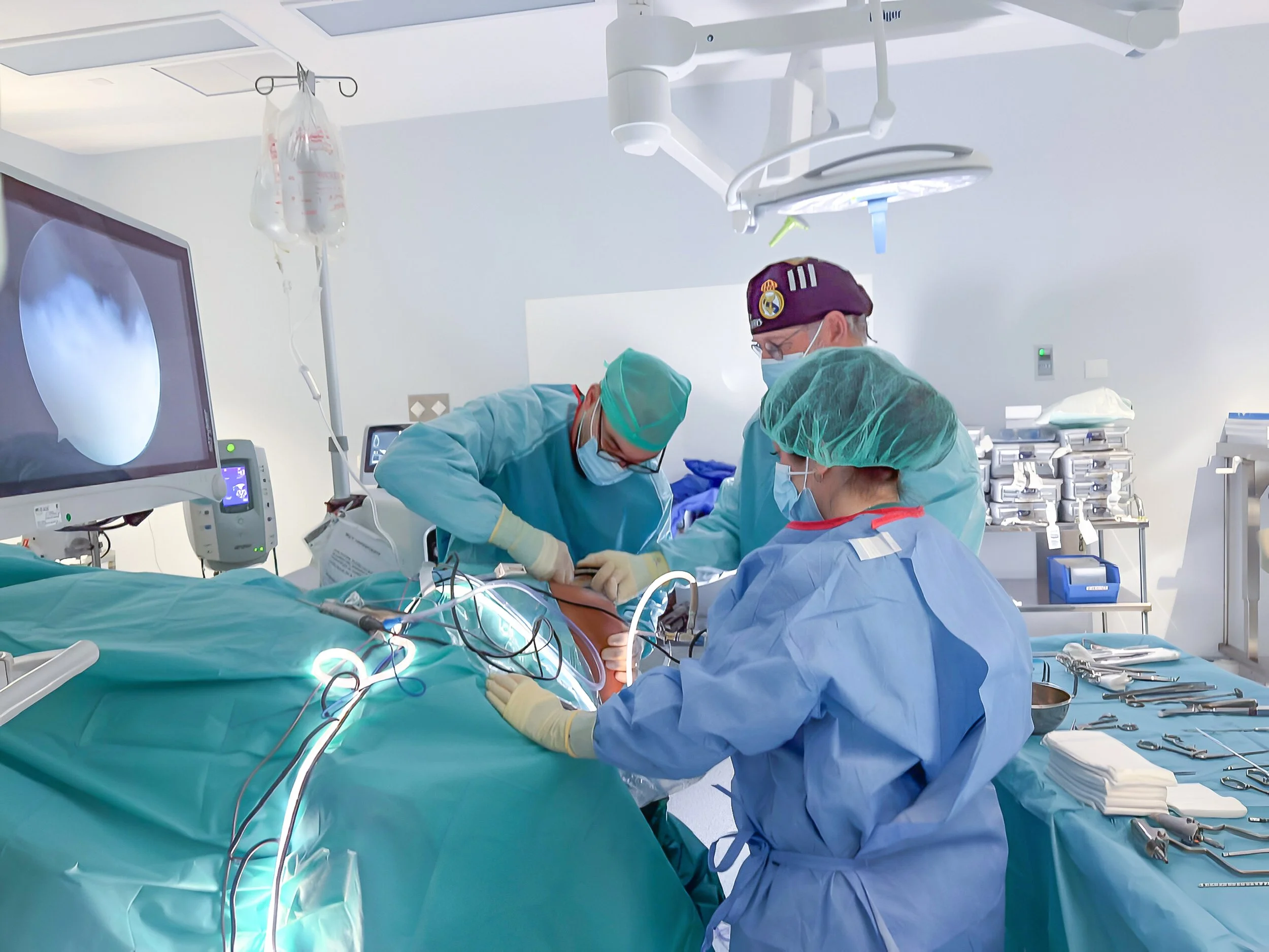 El Doctor Gómez en sala de operación realizando una cirugía, en el Hospital 12 de Octubre, en España.