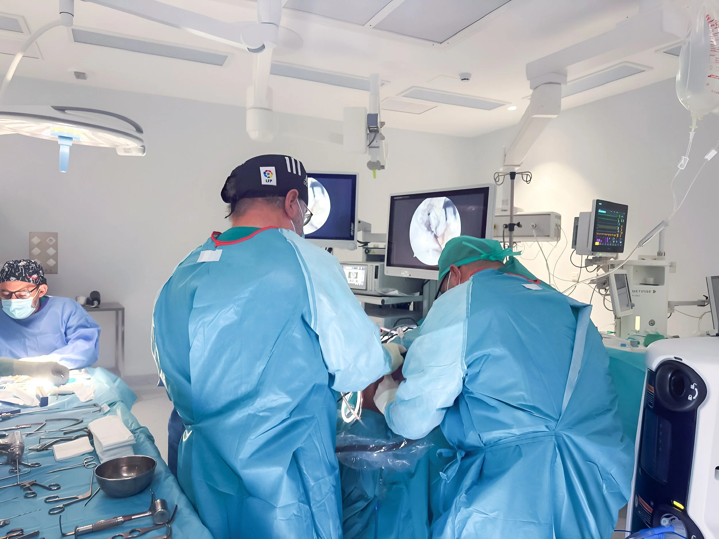 El Doctor Gómez en sala de operación realizando una cirugía, en el Hospital 12 de Octubre, en España.