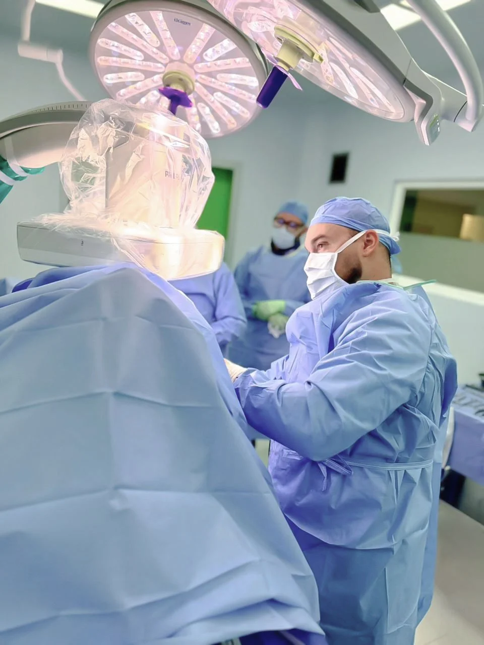 Dr. Gómez Castro operando una cirugía de rodilla en Costa Rica