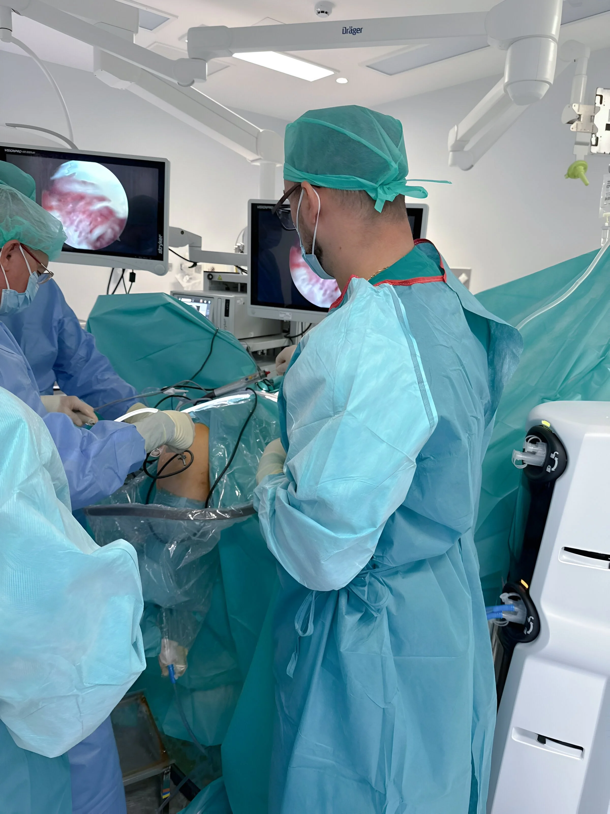 El Doctor Gómez en sala de operación realizando una cirugía, en el Hospital 12 de Octubre, en España.