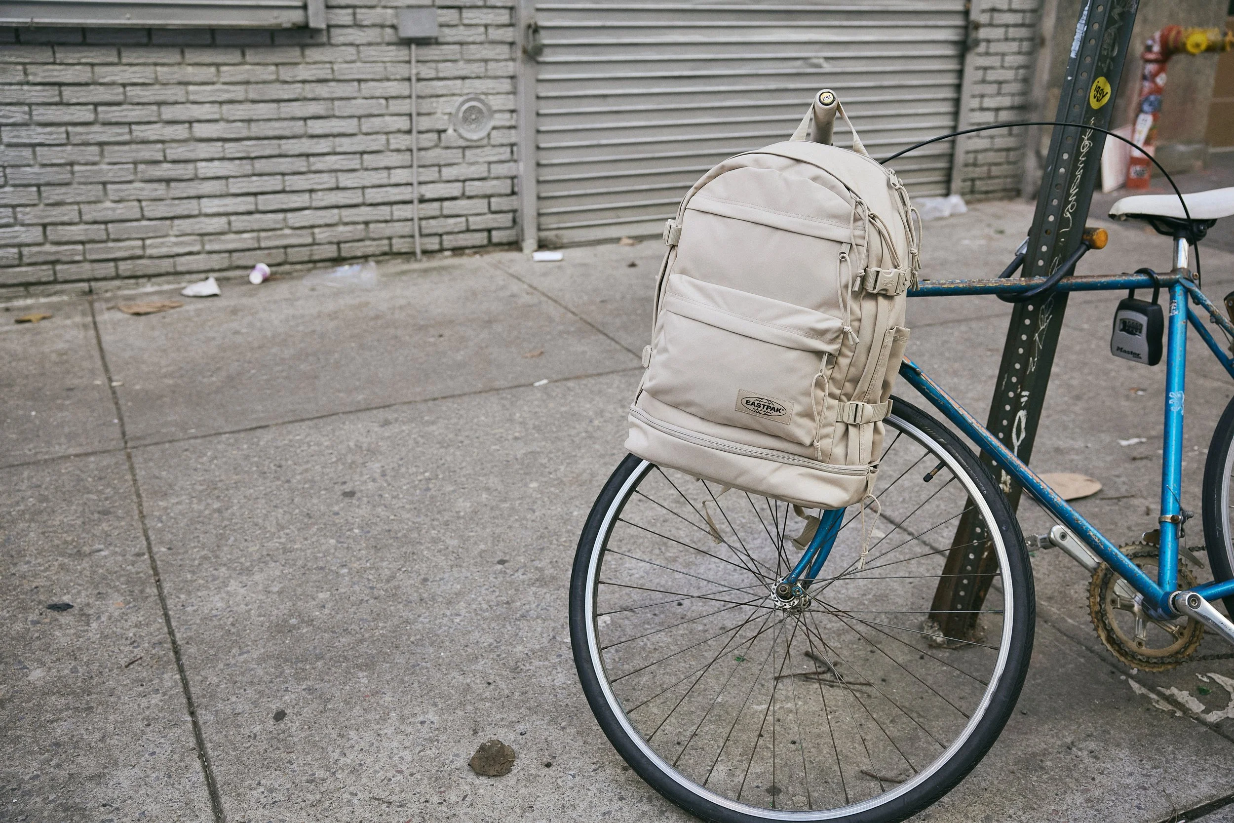 Sp26_Eastpak_EverydayPak'r_MonotoneBeige_25.jpg