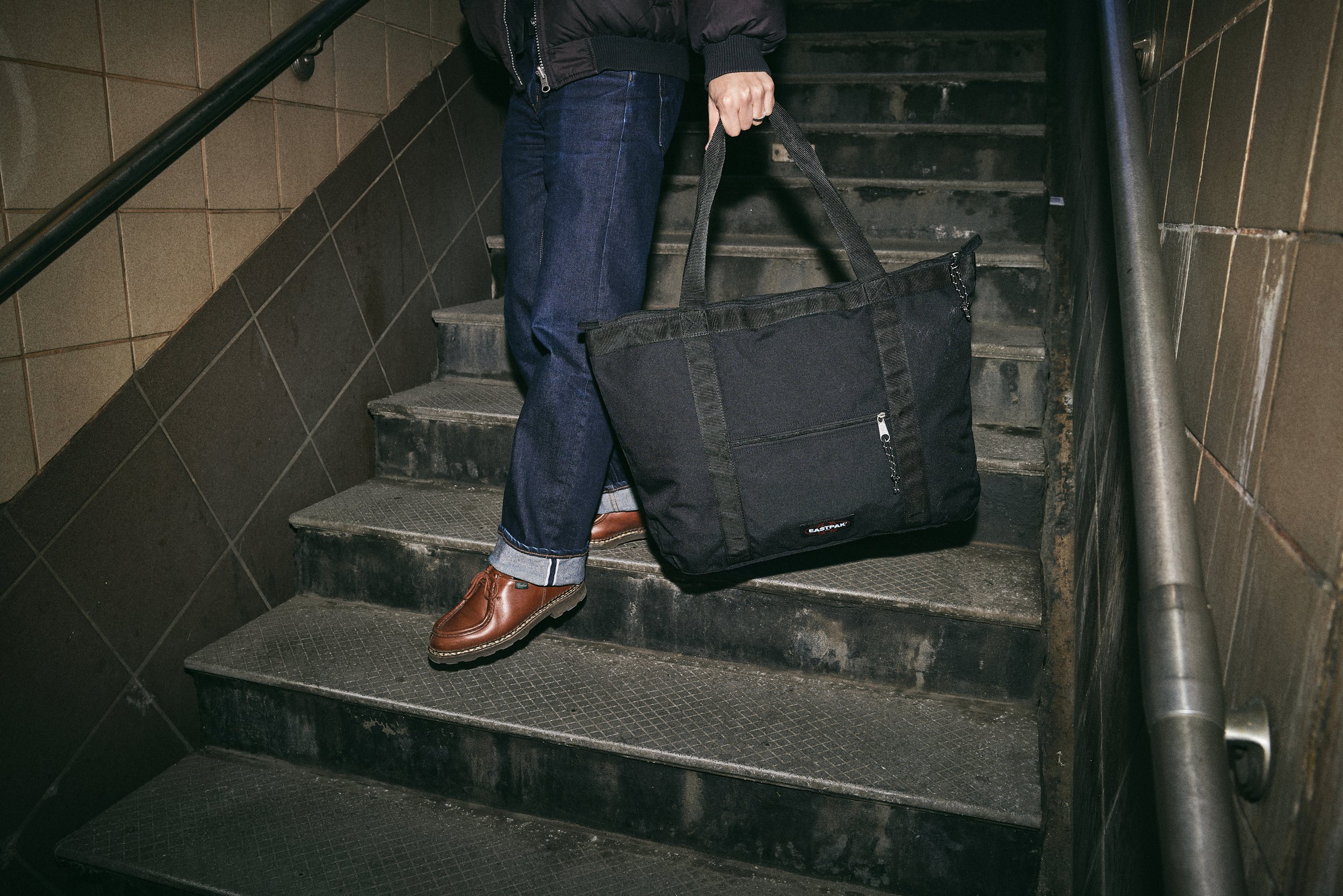 Sp26_Eastpak_TravelTote_Black_3.jpg