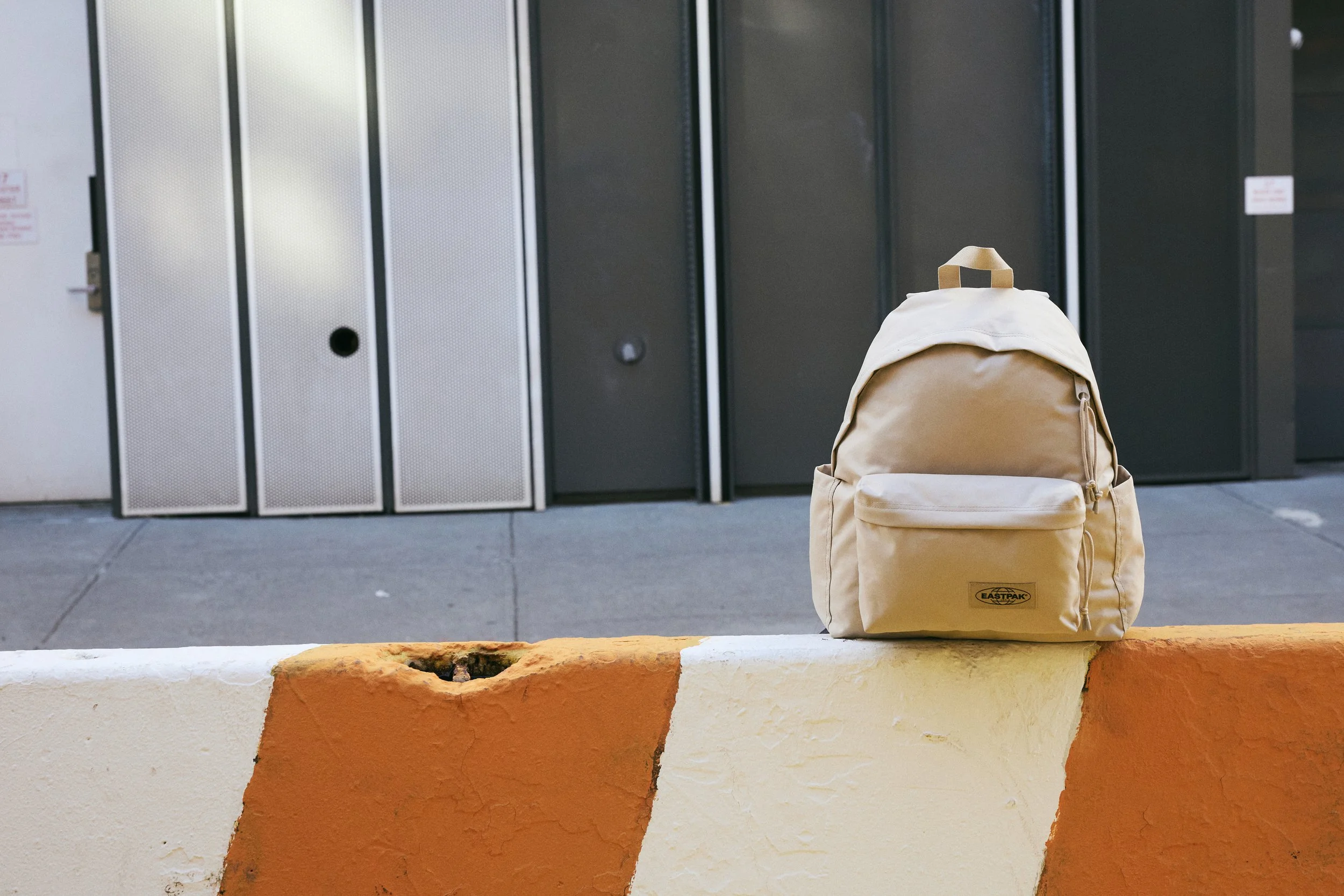 Sp26_Eastpak_DayPak'r_MonotoneBeige_20.jpg