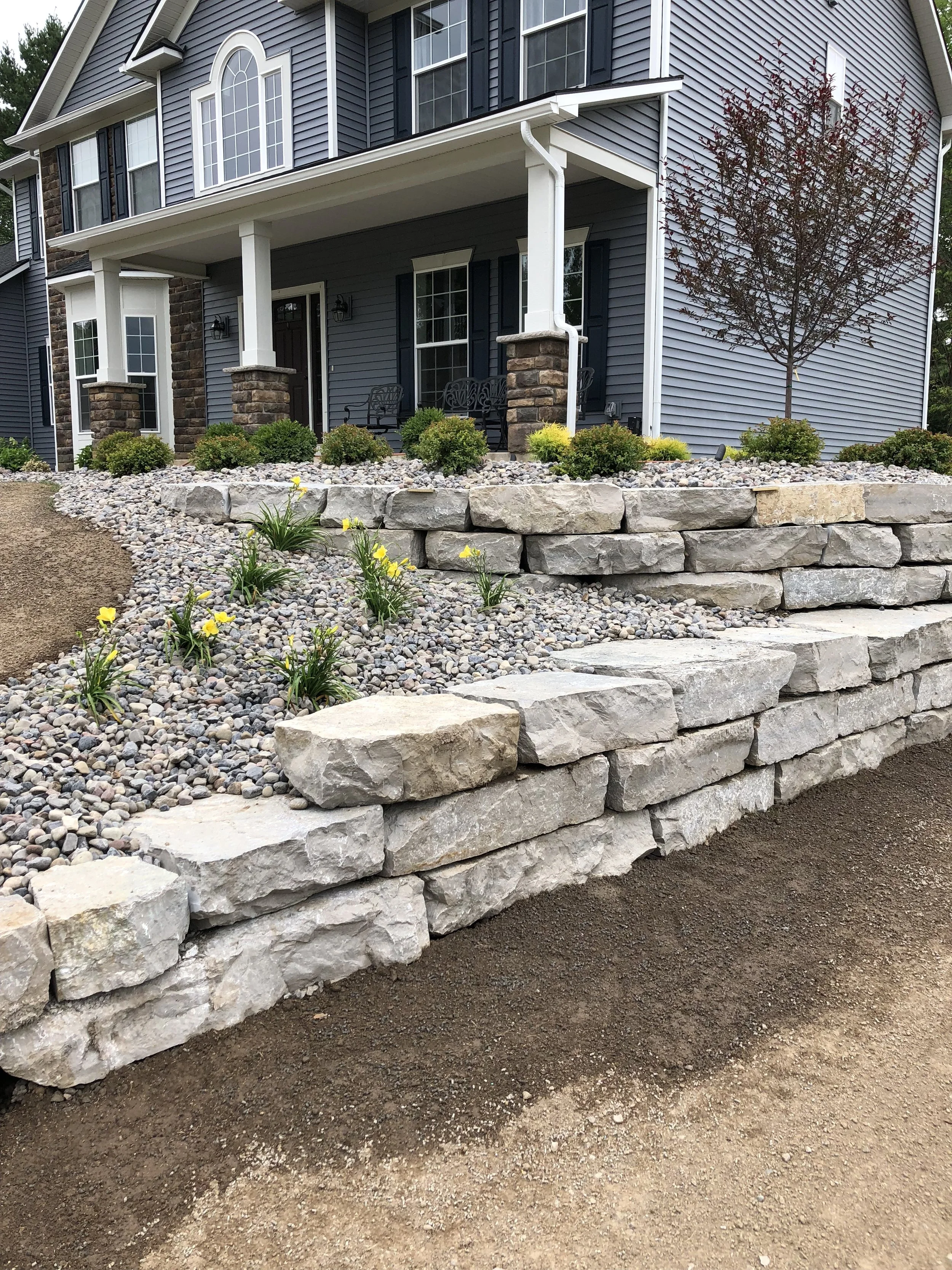 Retaining Wall/Boulder Wall/Gravel beds
