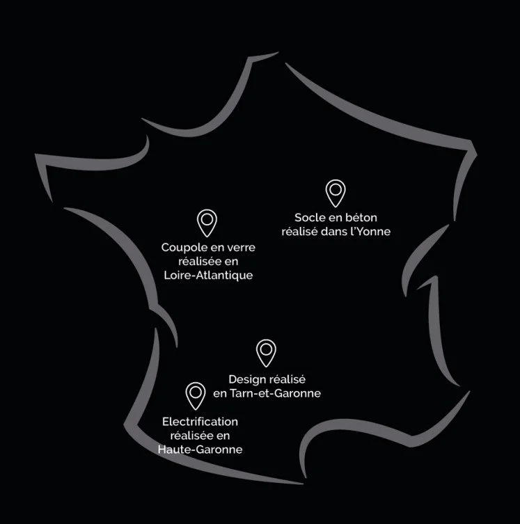 Schéma noir avec lignes courbes grises et quatre points indiquant des réalisations en France et à l'international, notamment un socle en béton dans l'Yonne, une coupe en verre en Loire-Atlantique, un design en Tarn-et-Garonne et une électrification en Haute-Garonne.