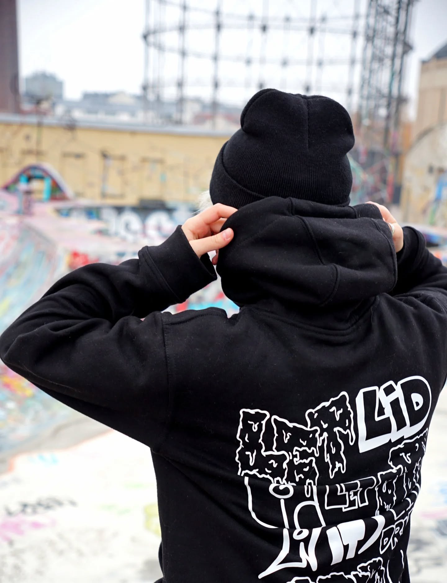 Jos etsit kev&auml;&auml;ksi jotain uutta, k&auml;y osoitteessa letitdrip.fi ja osta yksi suosikkituote valikoimastamme! Muun muassa kuvassa n&auml;kyv&auml; BW ThrowUp-huppari on hyvin haluttu!🔥