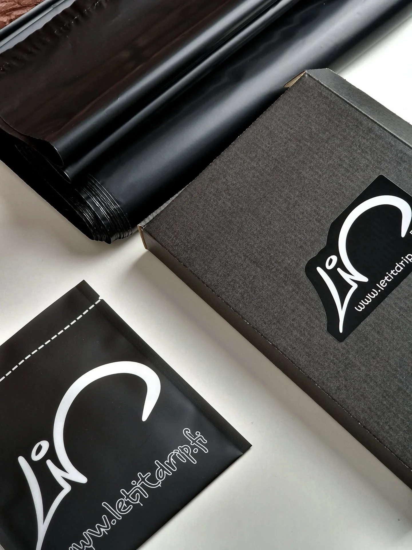 Tiesith&auml;n, ett&auml; saat yli 100&euro; tilauksiin ilmaisen toimituksen?🤑

#clothingstore #clothingbrand #letitdripfi