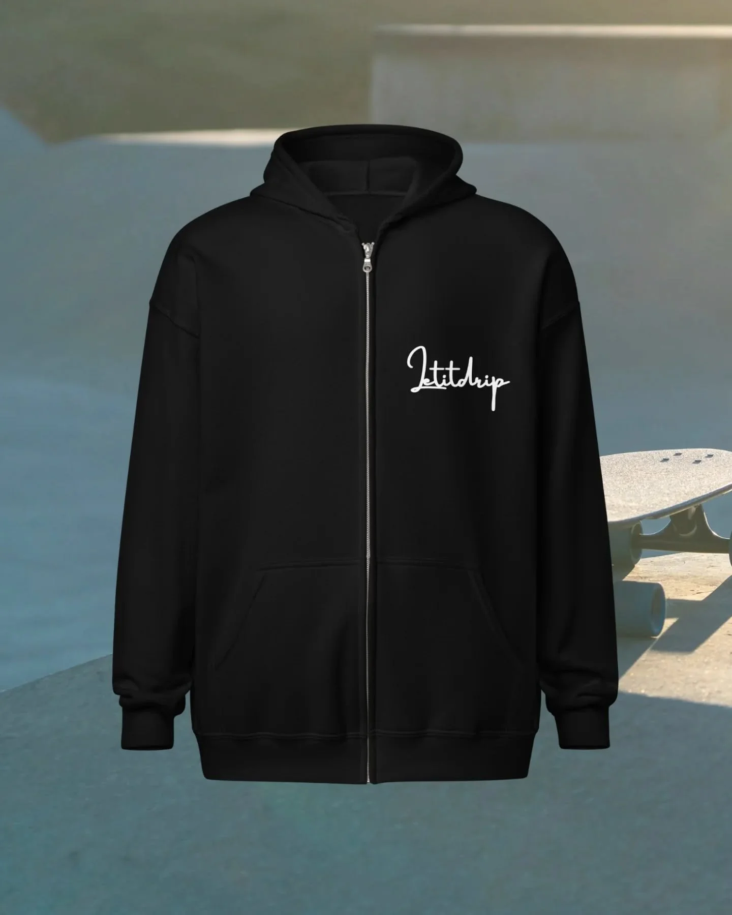 Letitdrip Zip ▪️ 69,95&euro;

Suunniteltu tyylikkyys ja mukavuus mieless&auml;. T&auml;m&auml; unisex huppari tulee nopeasti uudeksi suosikiksesi. Se on valmistettu pehme&auml;st&auml; fleecest&auml; sis&auml;lt&auml;, siin&auml; on tukeva metallivet