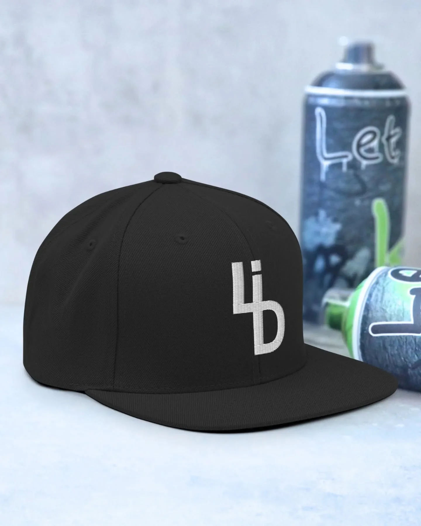 LID Snapback ▪️ 29,95&euro;

T&auml;m&auml; lippis on muotoiltu klassisella istuvuudella ja suorareunaisella lipalla. S&auml;&auml;dett&auml;v&auml; napillinen kiinnitys tekee hatusta mukavan ja sopivan useimmille.