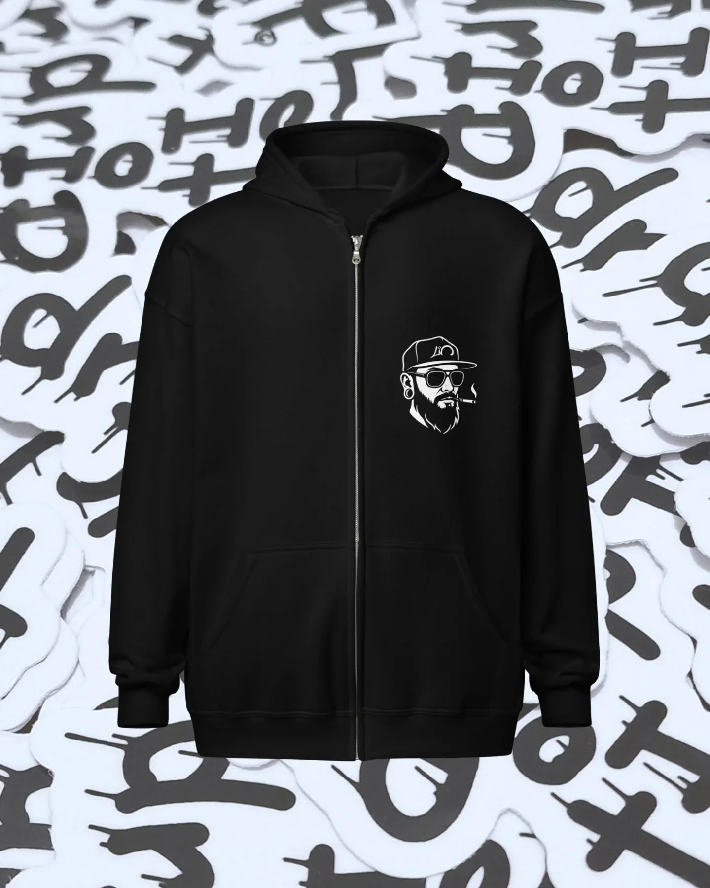 Face Zip ▪️ 69,95&euro;

T&auml;m&auml; unisex-huppari on valmistettu sis&auml;lt&auml; pehme&auml;st&auml; fleecest&auml;, siin&auml; on tukeva metallivetoketju, k&auml;tev&auml;t etutaskut ja huppu, jossa on kiristysnauhat.