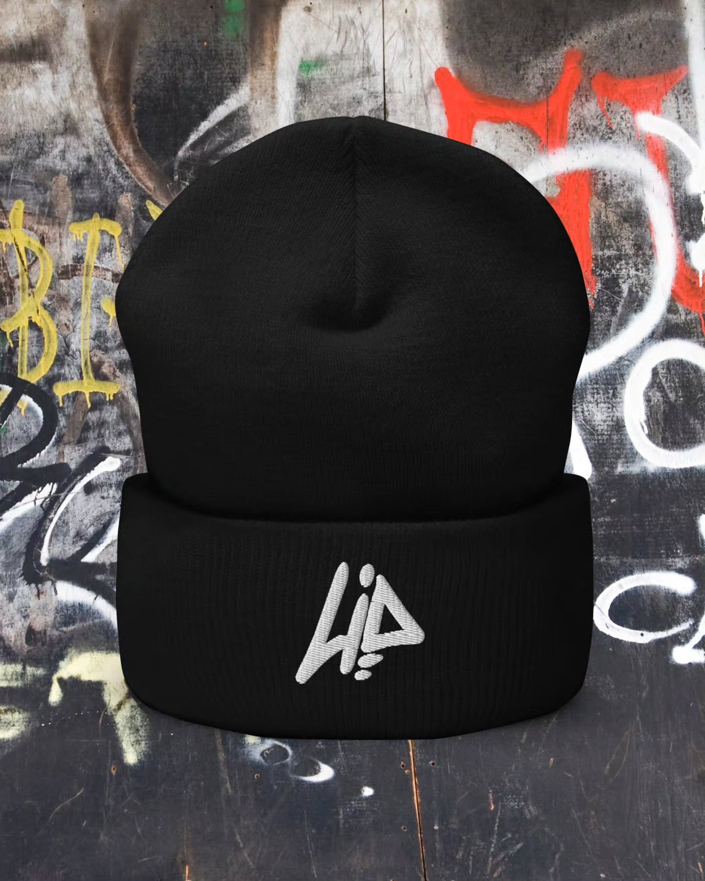 Logo Beanie saatavilla n&auml;iss&auml; v&auml;reiss&auml;!❄️