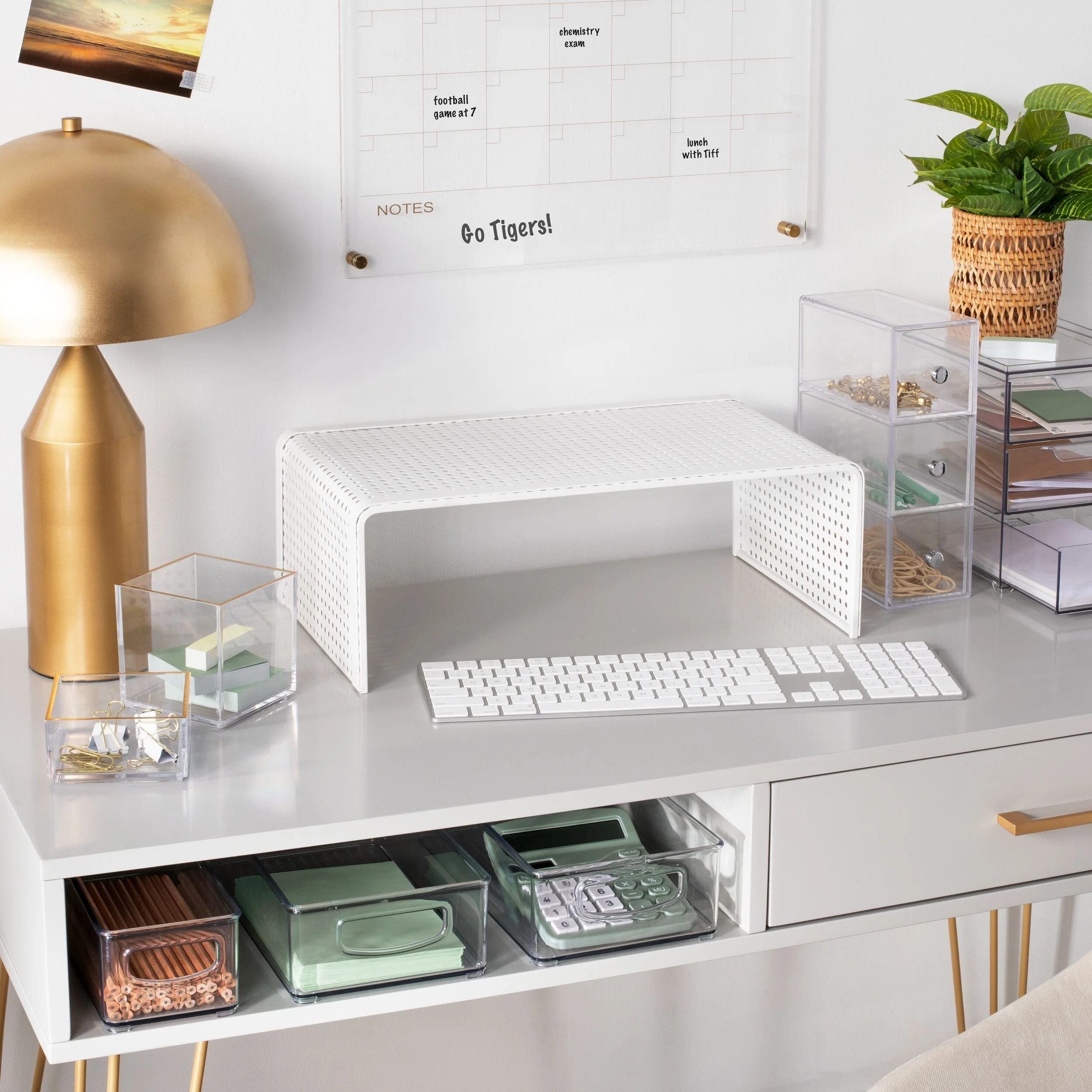 2500_Square_JPG-BTC Desk - Environment.jpg