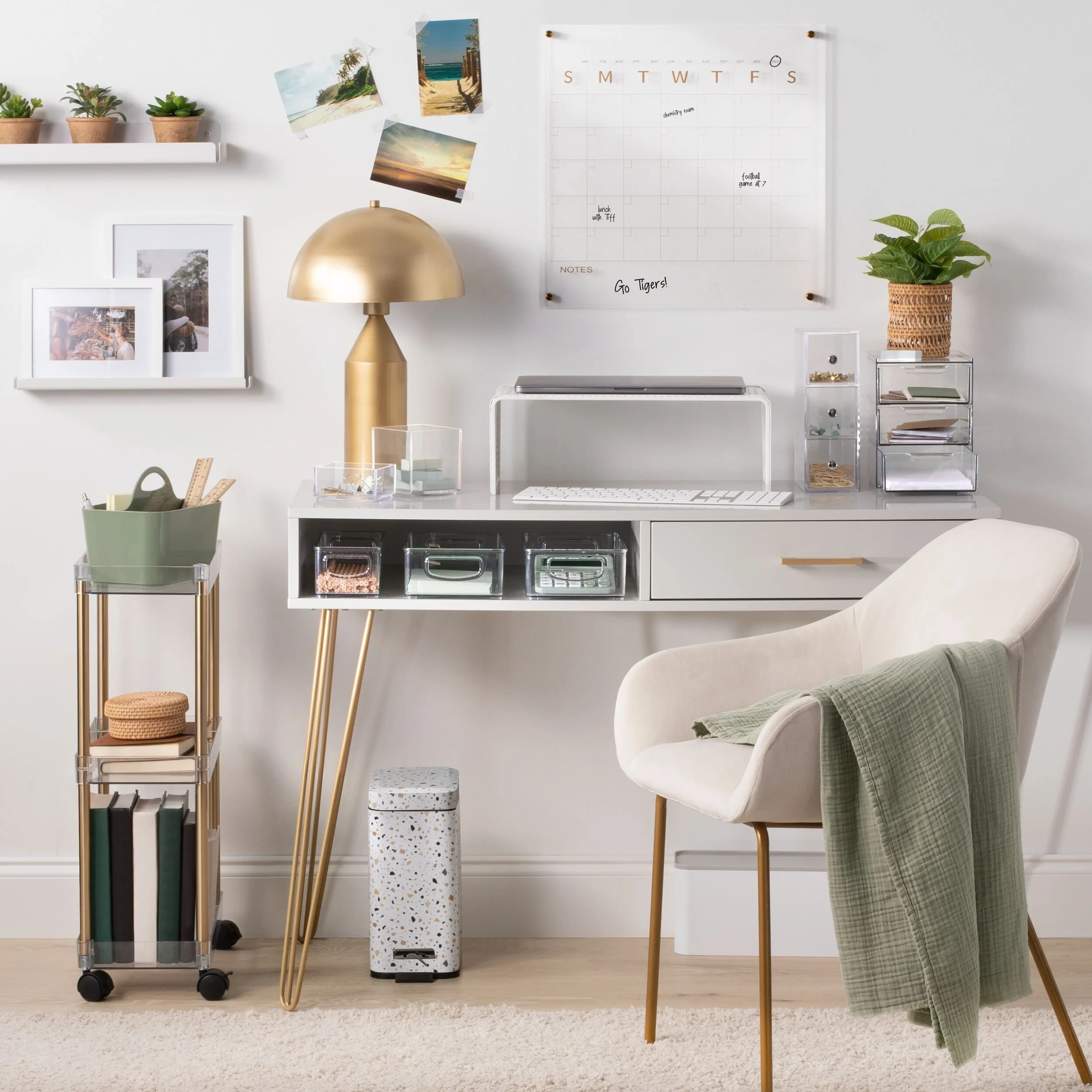 2500_Square_JPG-BTC Desk - Environment 2.jpg