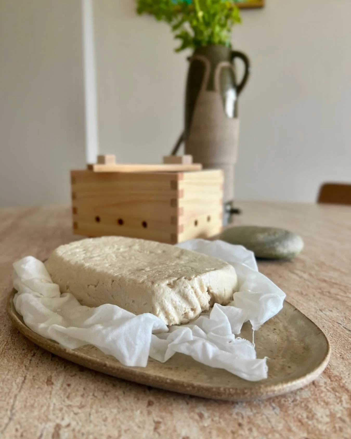 Et voil&agrave;. #Tofu maison.

Grains de soja fran&ccedil;ais, caill&eacute;s doucement puis press&eacute;s &agrave; la pierre de rivi&egrave;re de l&rsquo;Ard&egrave;che.