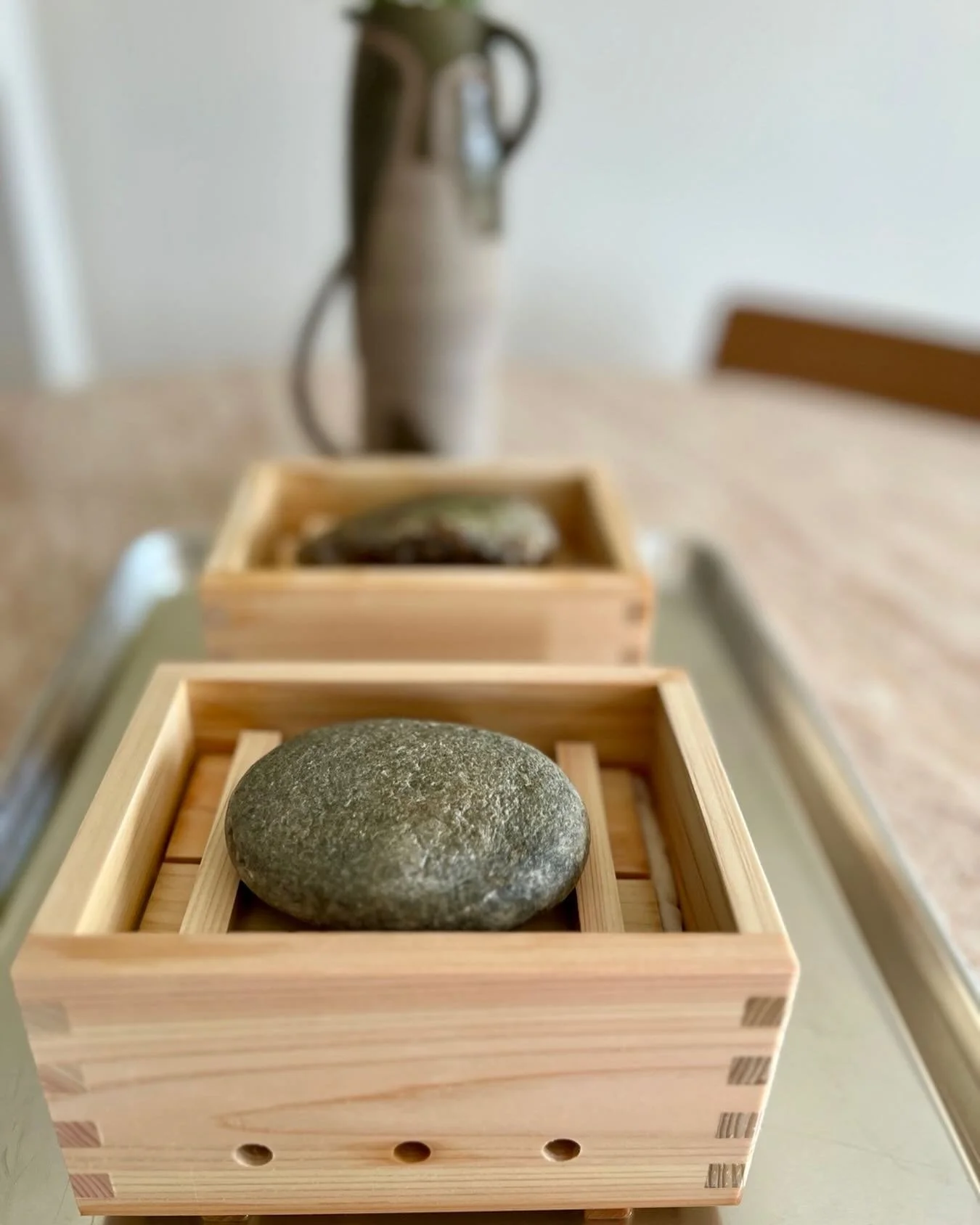 Tofu en cours.
Grains de soja fran&ccedil;ais.
Press&eacute; sous une pierre de la rivi&egrave;re Ard&egrave;che.