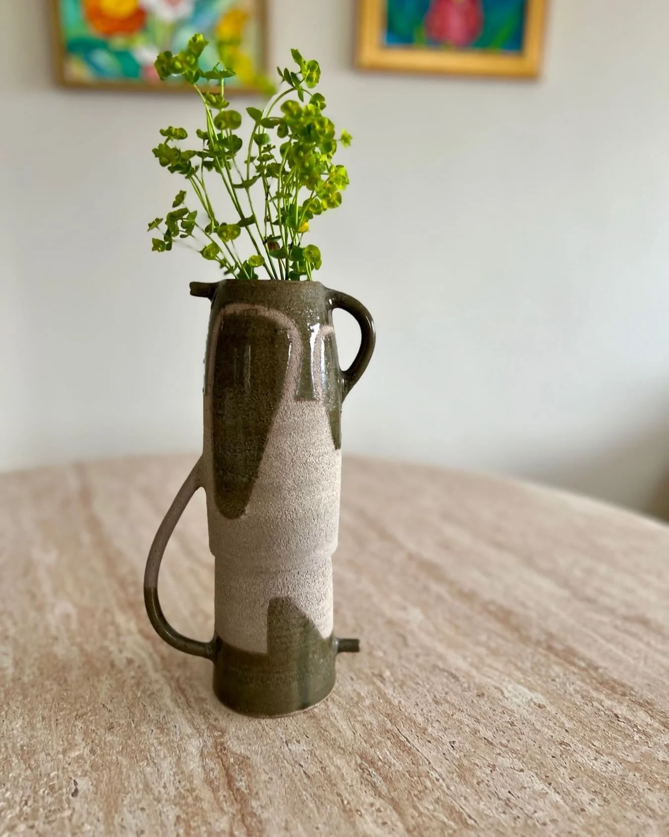 Une belle addition &agrave; la table de Legum.

Ce vase ludique de Bernard Dagan, de @maisonmuz , va faire concurrence aux plats.

Tant mieux !