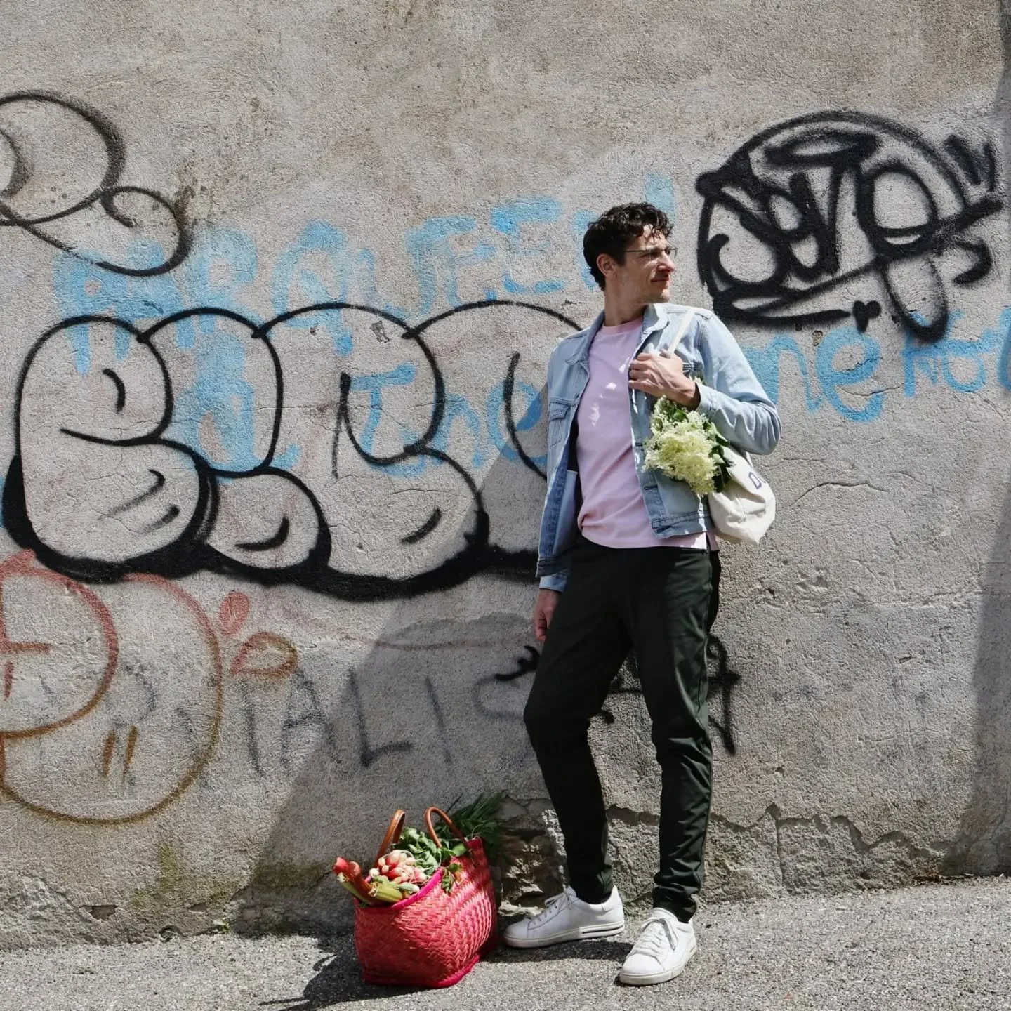 Portait Legum en mode street avec panier rose et fleurs. Merci @anais.robellier.photo