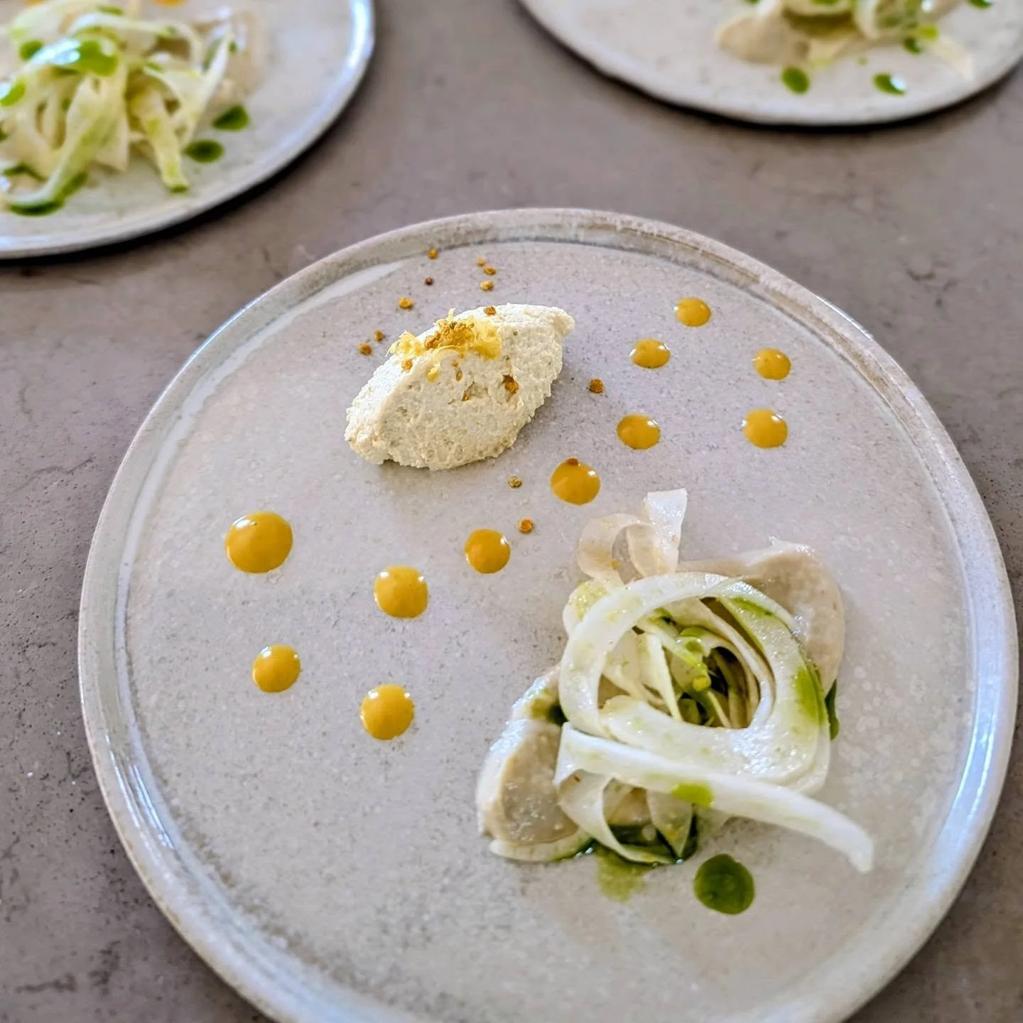 Ricotta d'amande avec pollen d'abeille de L'abeille Ard&egrave;choise et fenouil en deux fa&ccedil;ons (cr&egrave;me et salade cru). Belles assiettes de @maison_argile.