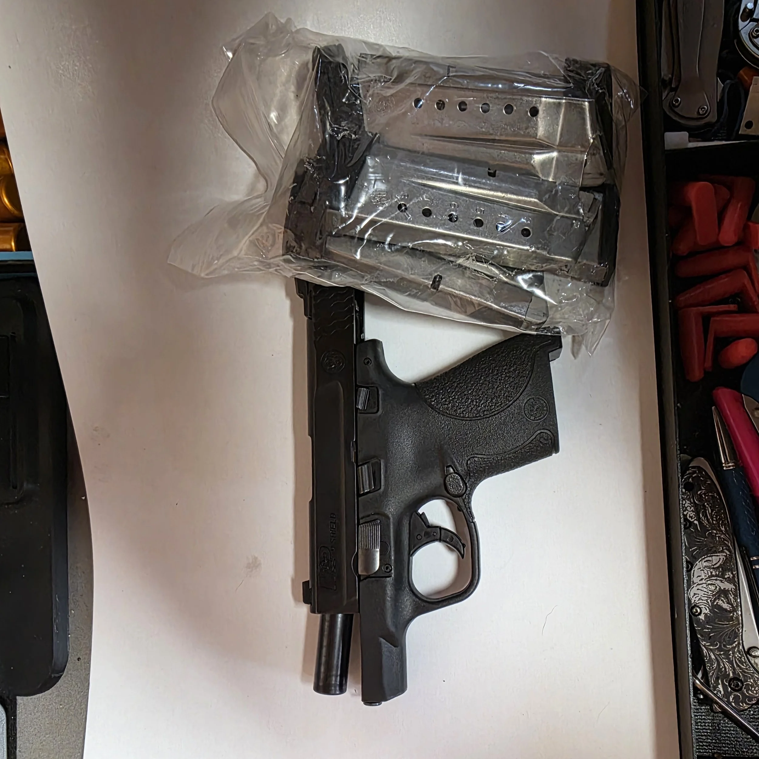 M&P Shield 9  comes with 5 mags